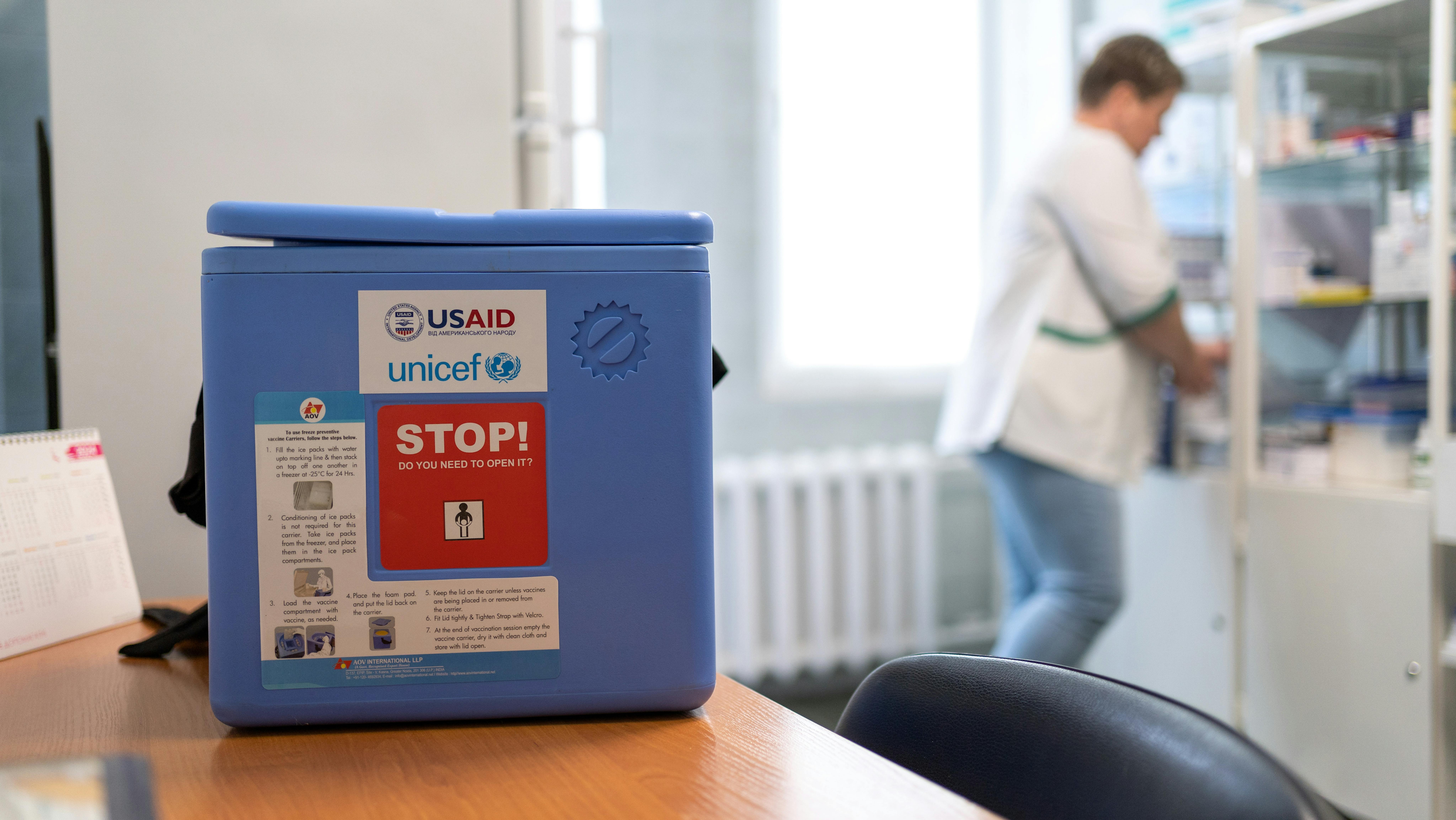 Ucraina -Una borsa frigo portatile per i vaccini, fornita dall'UNICEF, è appoggiata sul tavolo dell'armadietto dei medicinali del centro sanitario nel quartiere Shevchenkivskyi di Kiev.