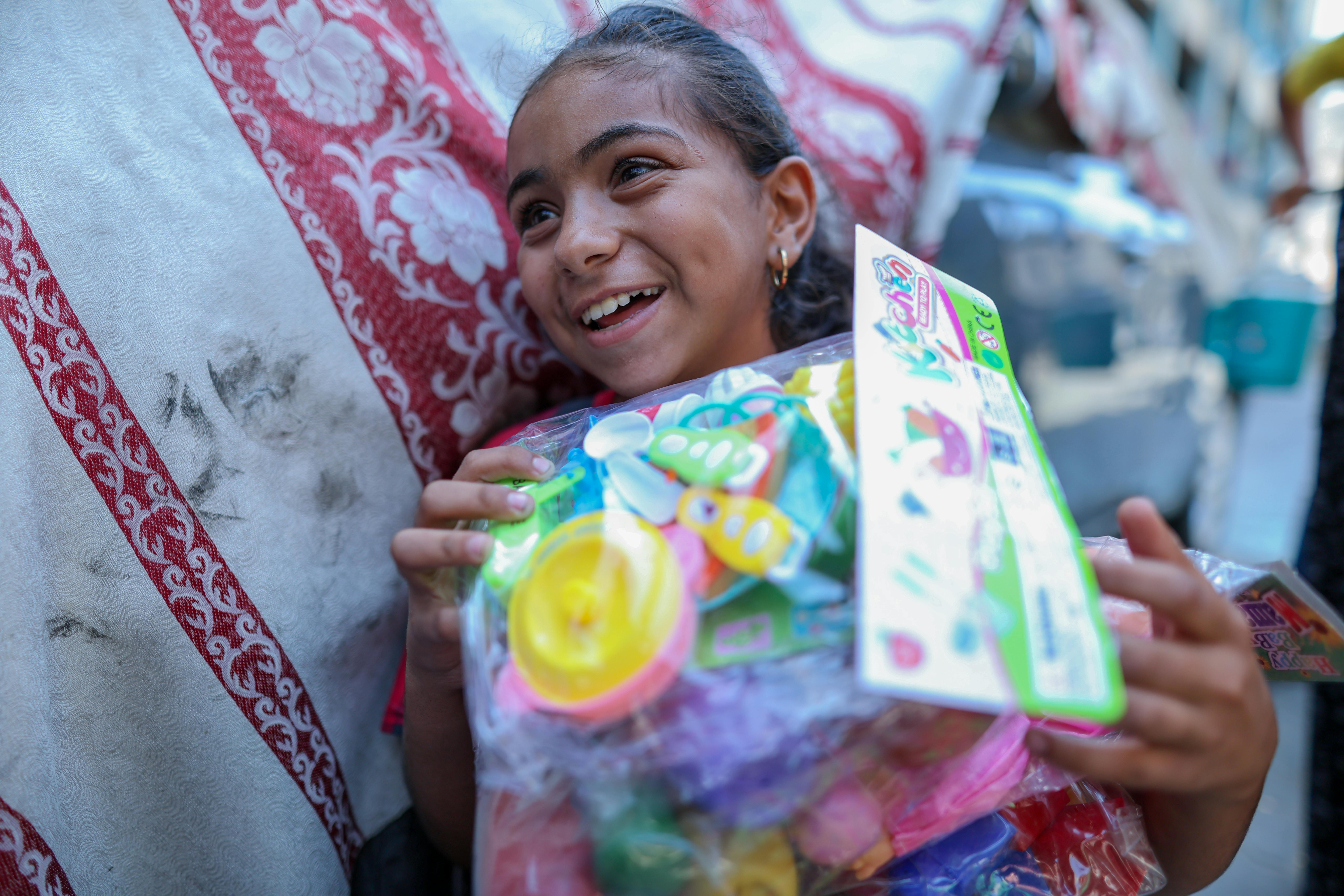 Ritaj, una dodicenne che ha perso la casa e vive in una scuola, sta ricevendo kit di supporto psicosociale (kit PSS) sostenuti dall'UNICEF, nella Striscia di Gaza settentrionale, grazie ai governi di Svizzera, Cipro e Svezia.
