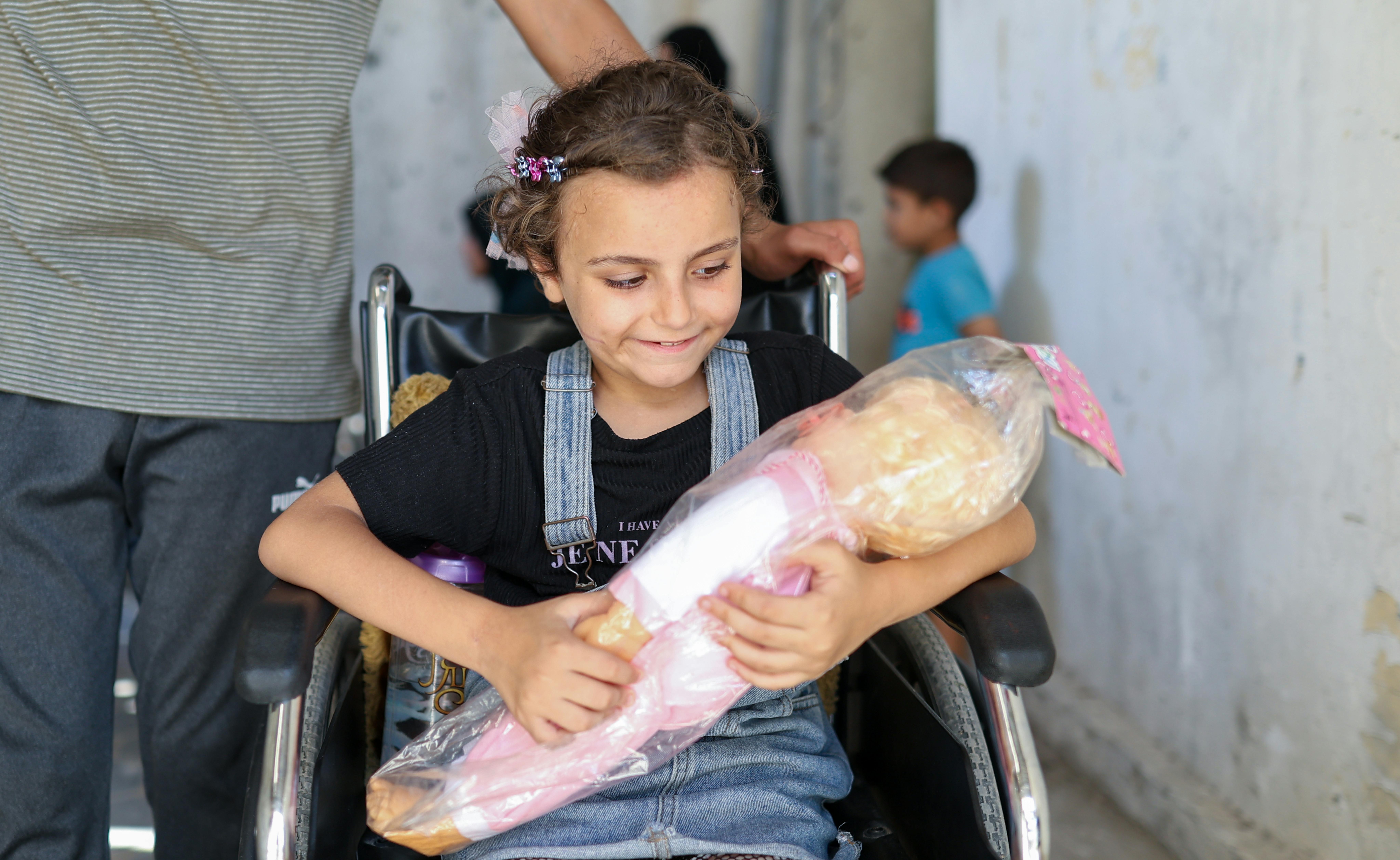 Rozy stringe la bambola ricevuta dall'UNICEF. È rimasta paralizzata da un attacco e ora è costretta su una sedia a rotelle. “La guerra mi fa paura” ci dice. “Spero che finisca presto così possiamo tornare a casa, al sicuro”