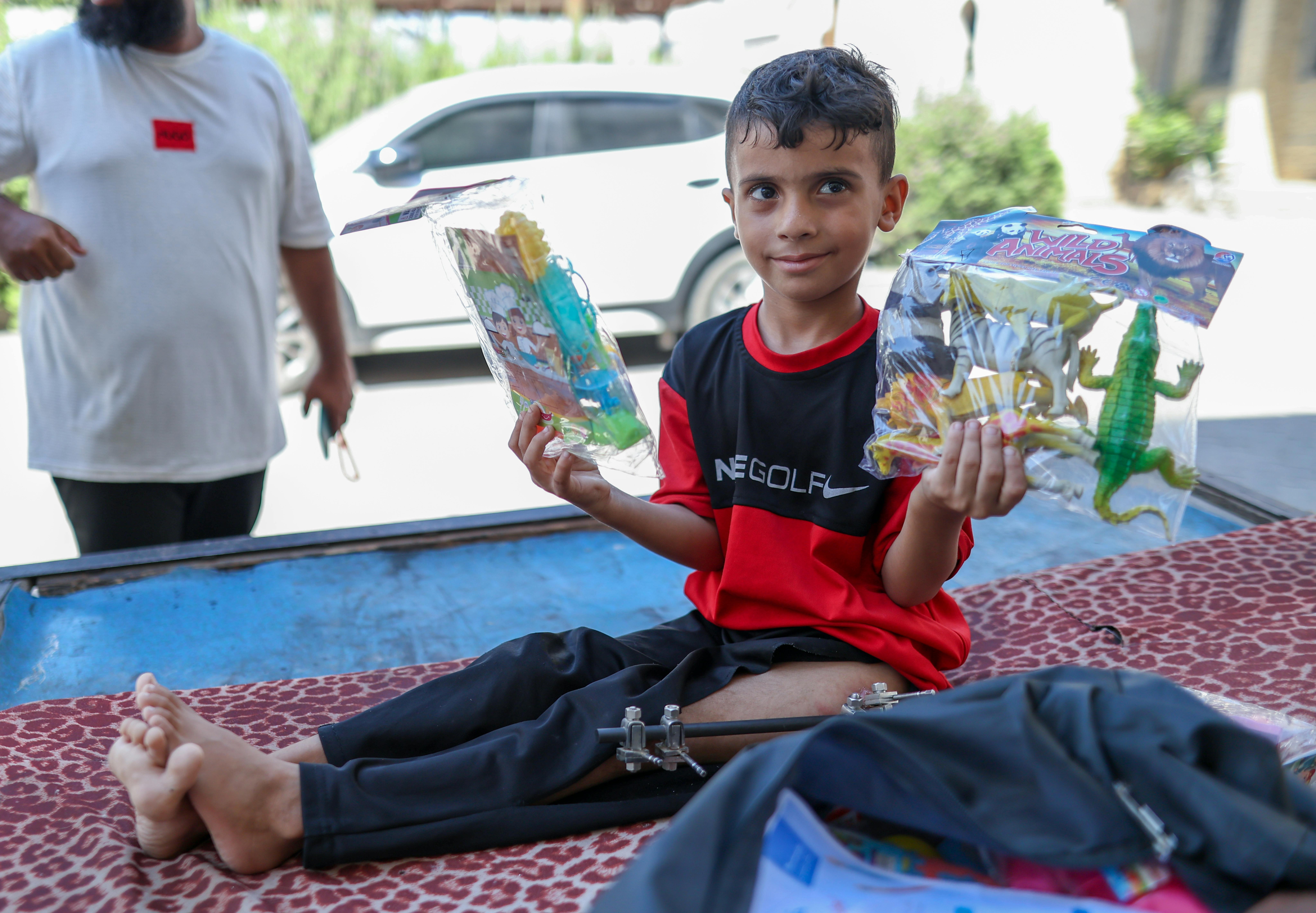  Mohammed, 10 anni, ha un tutore avvitato alla gamba e non è in grado di camminare a causa delle ferite riportate. Quando ha ricevuto i giochi dell'UNICEF dice di aver provato una grande gioia, nonostnte le difficili condizioni
