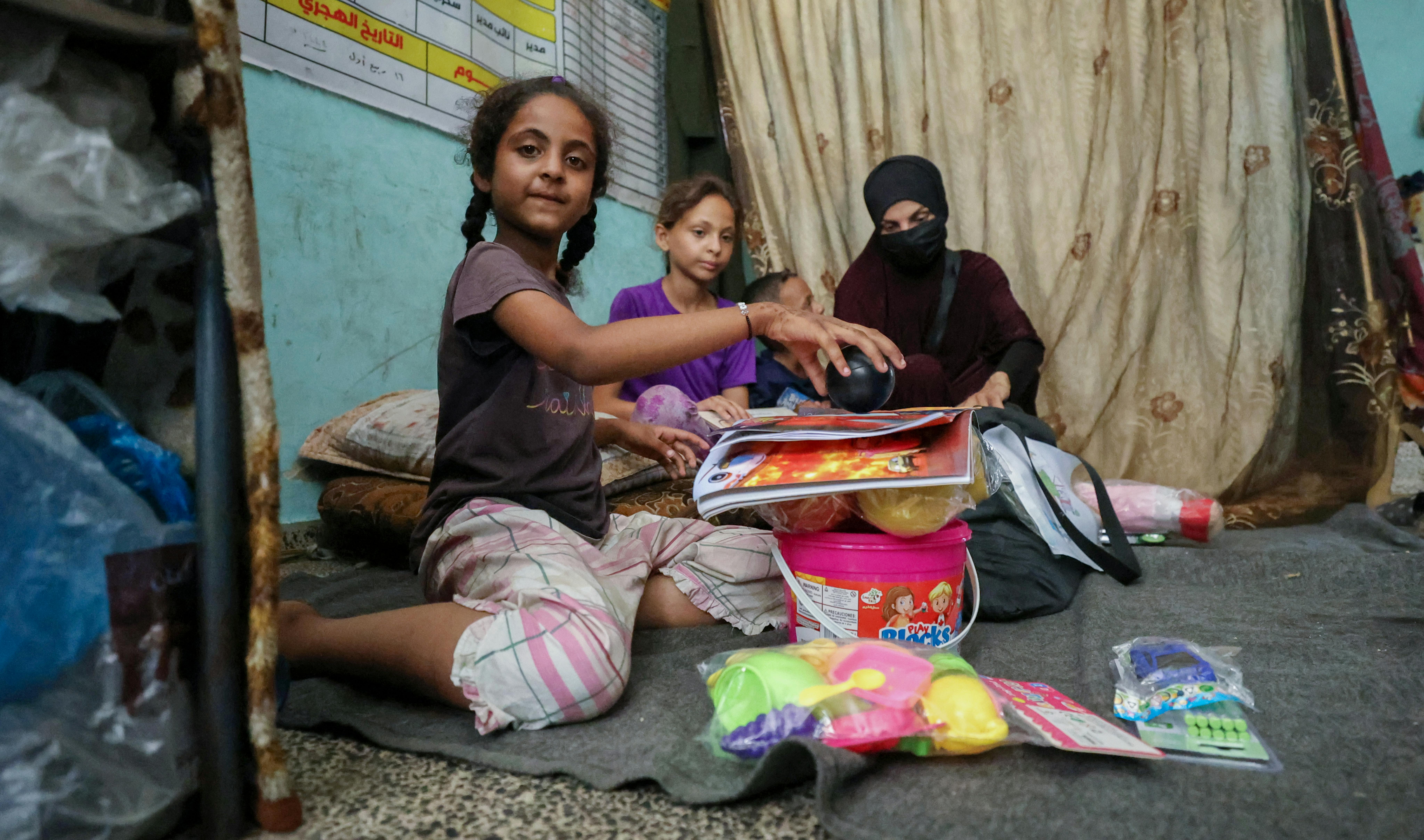 Batoul 11 anni, Yara di 9 anni E Bashir hanno ricevuto i kit da disegno e i giochi distribuiti da UNICEF come supporto psicosociale, siamo nel nord della Striscia di Gaza devastata dalla guerraland, Cyprus, and Sweden.