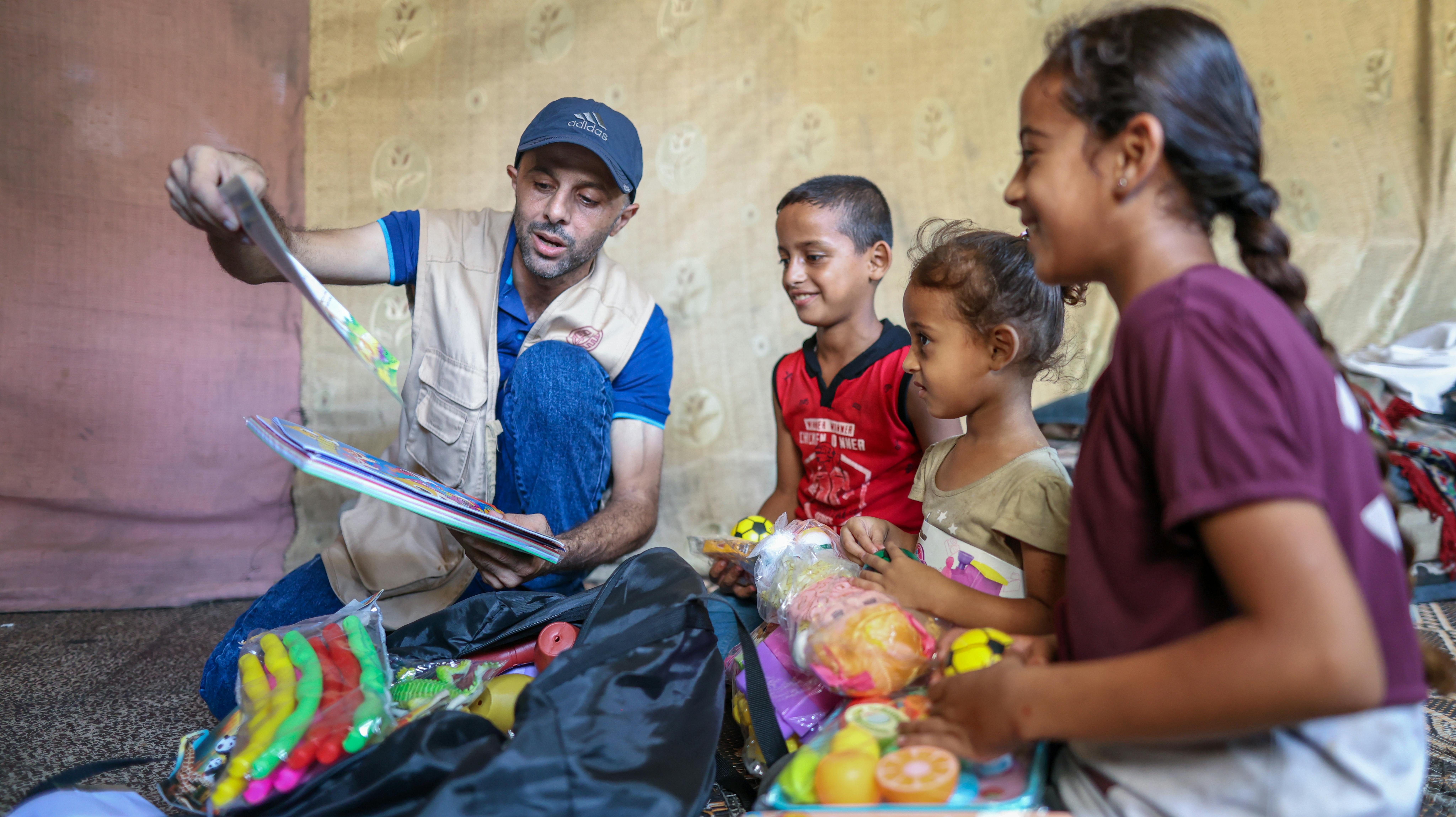 Raghad, 11 anni, che vive con i suoi fratelli in una scuola, sta ricevendo kit di supporto psicosociale (kit PSS) sostenuti dall'UNICEF nel nord della Striscia di Gaza