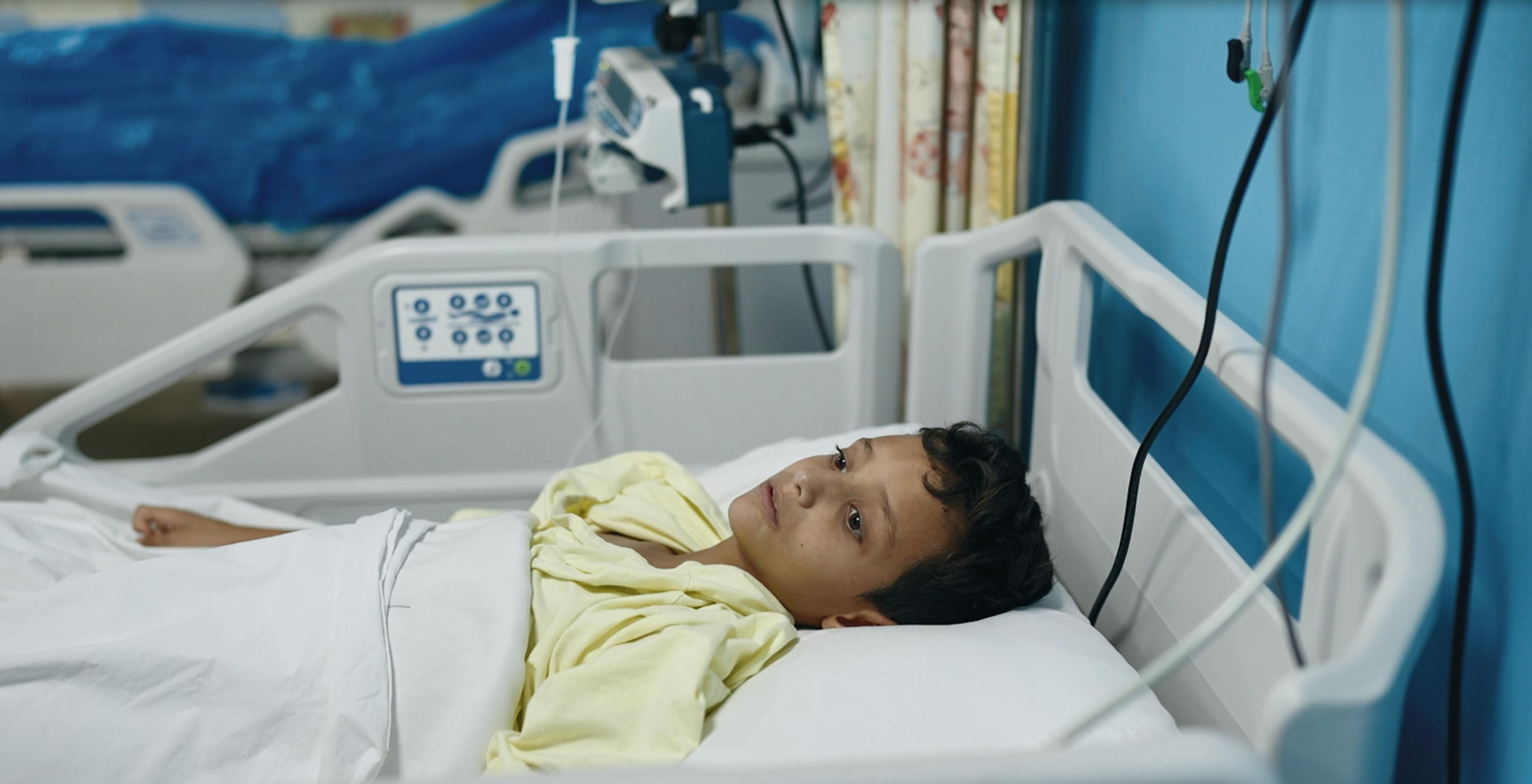 Libano - Amir, 8 anni, è rimasto ferito il 23 settembre durante la pericolosa escalation del conflitto in Libano. Ora è in cura presso uno degli ospedali pubblici di Beirut.