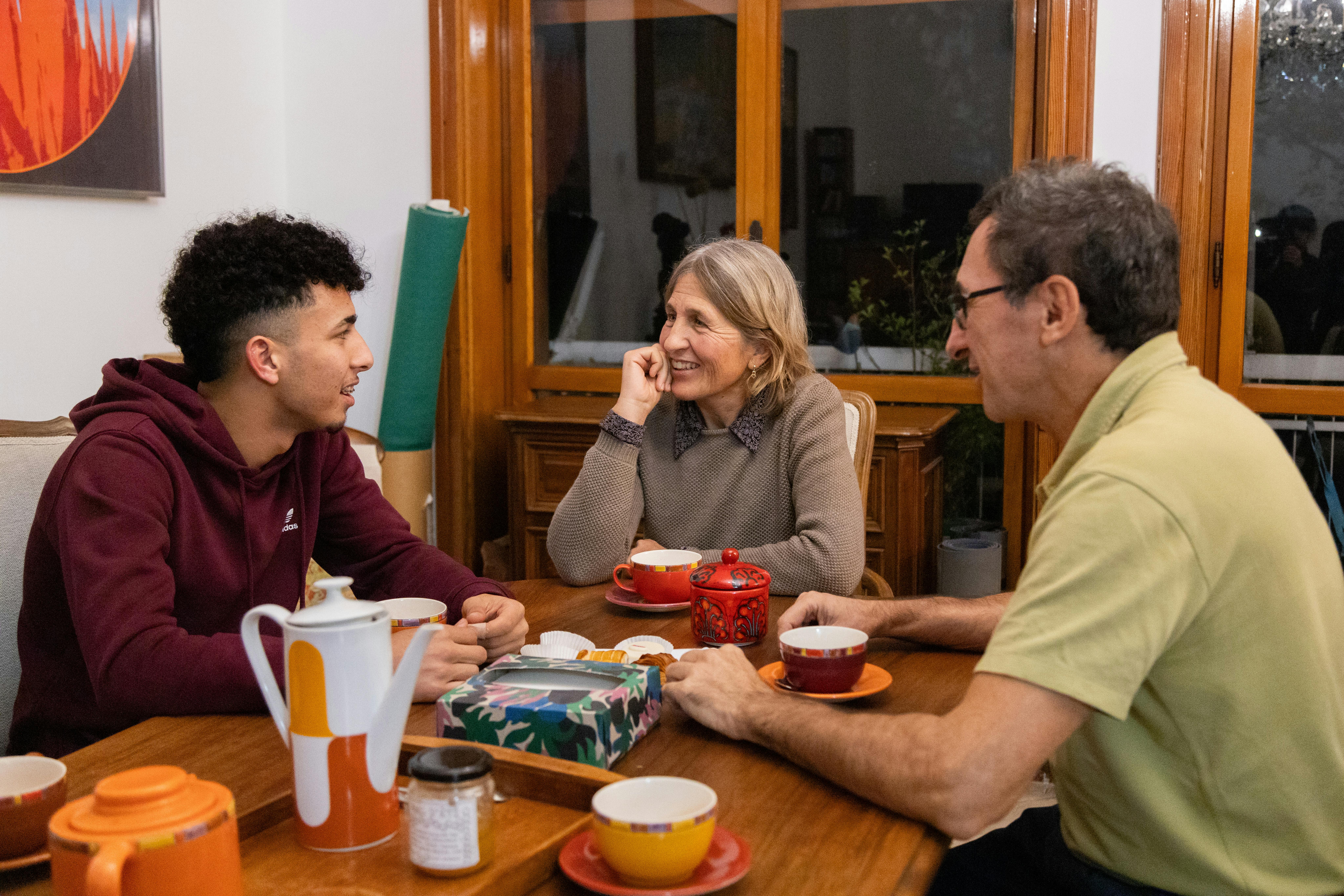 Mohamed insieme a Daniela e Alberto: genitori affidatari