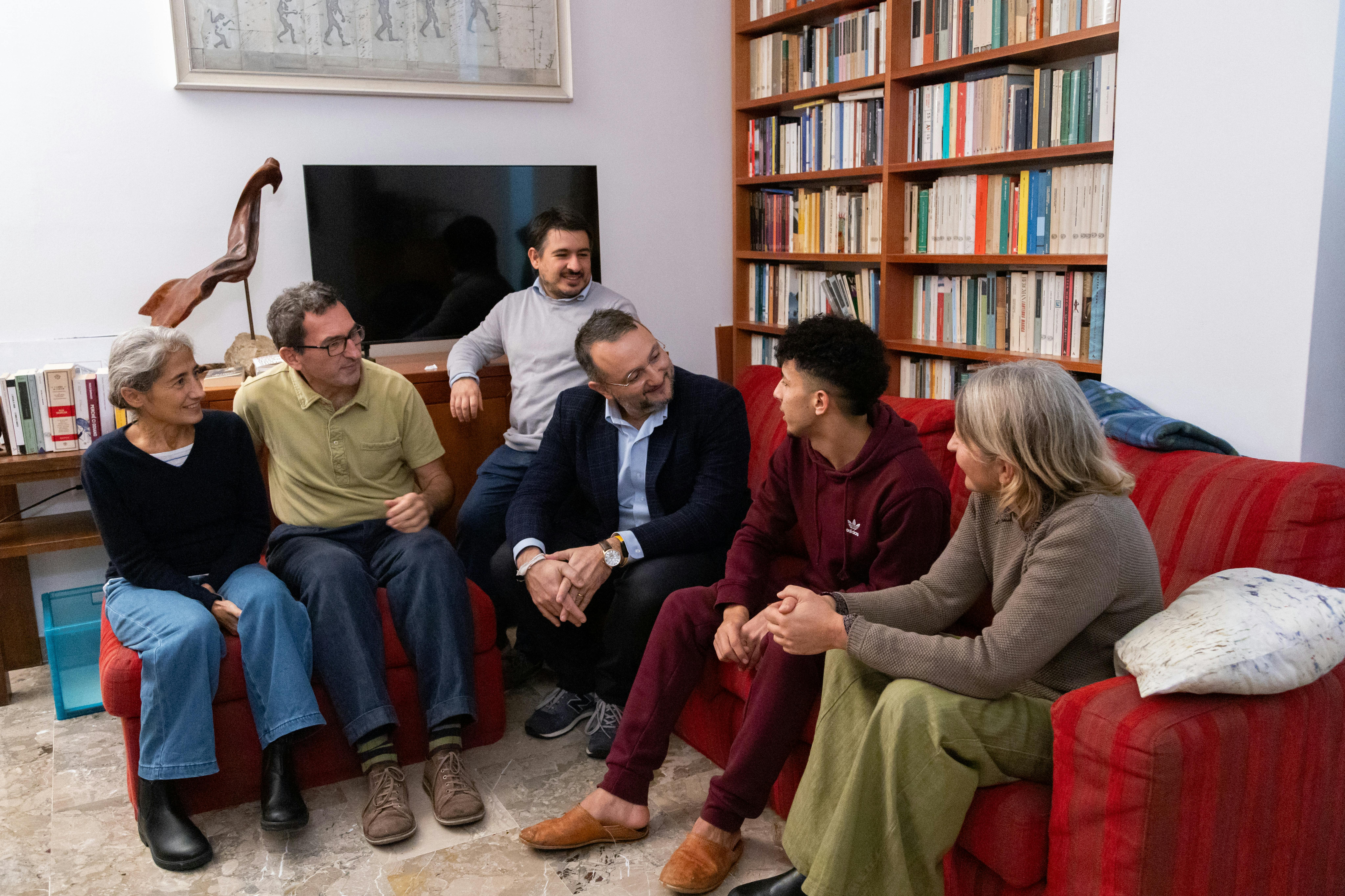 24 Mohamed insieme alla famiglia affidataria, all’operatrice CNCA e agli operatori UNICEF