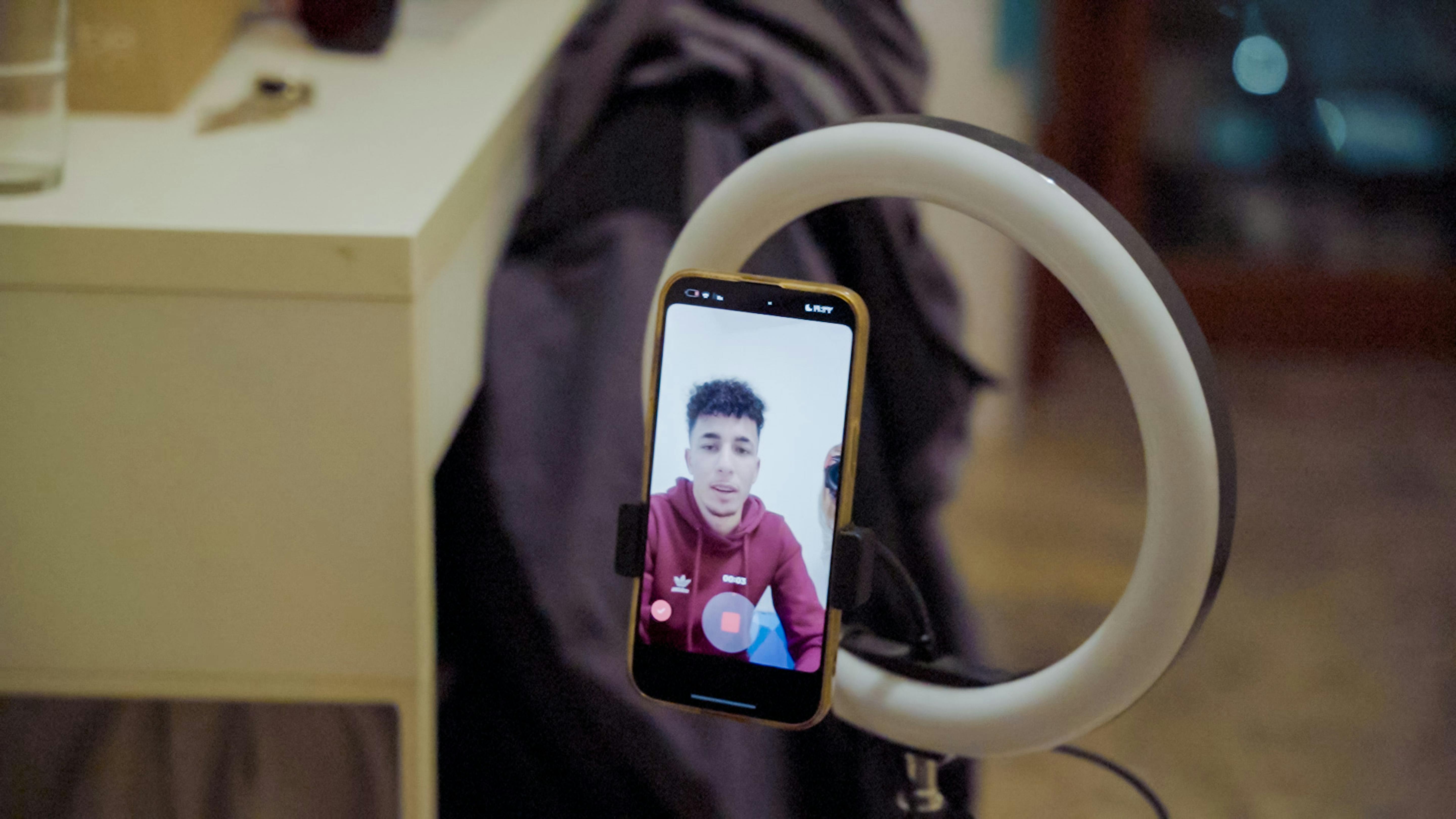 Mohamed, mentre registra un video da pubblicare sui social