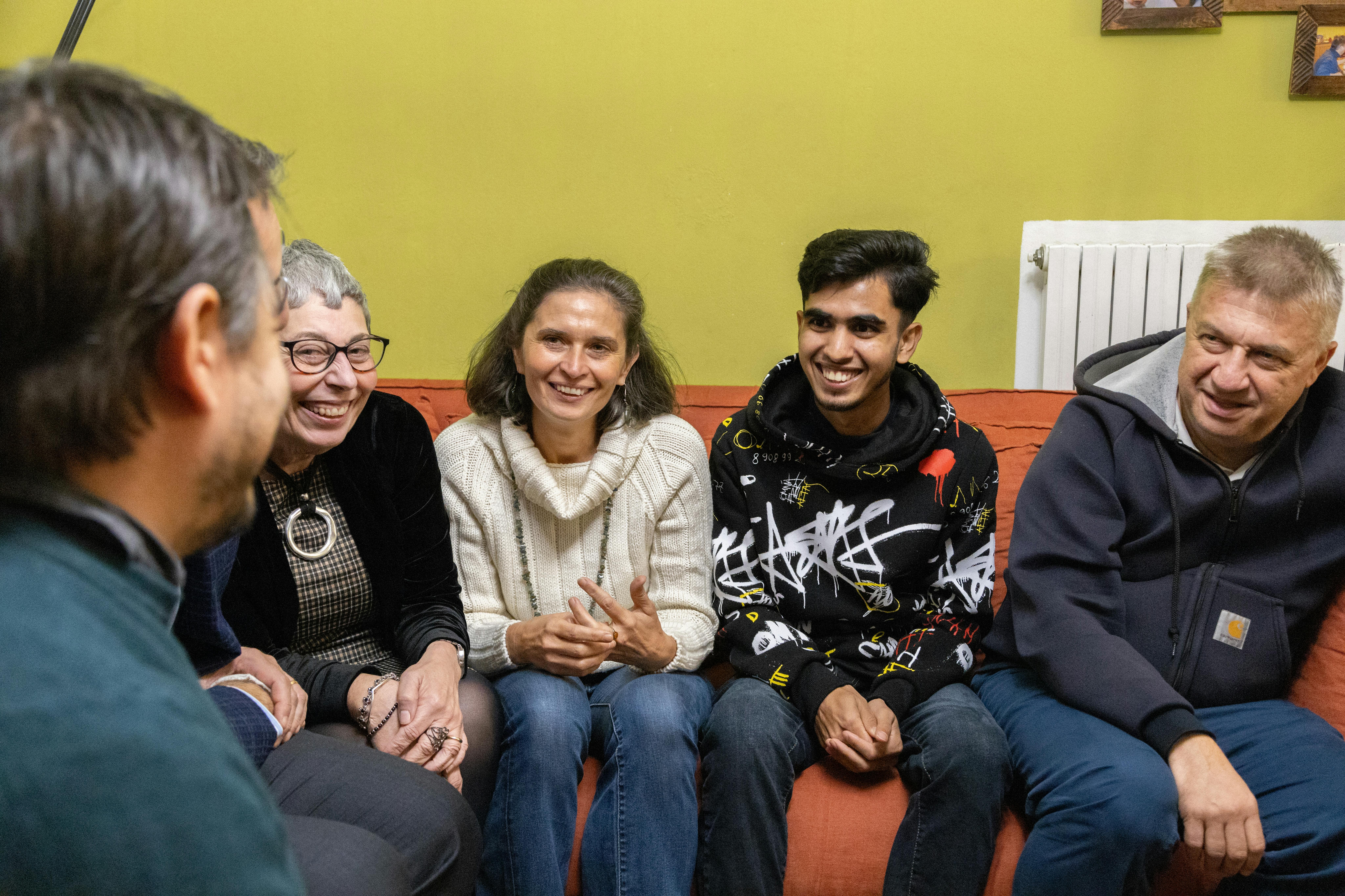 Nasim insieme alla famiglia affidataria, all’operatrice CNCA e agli operatori UNICEF