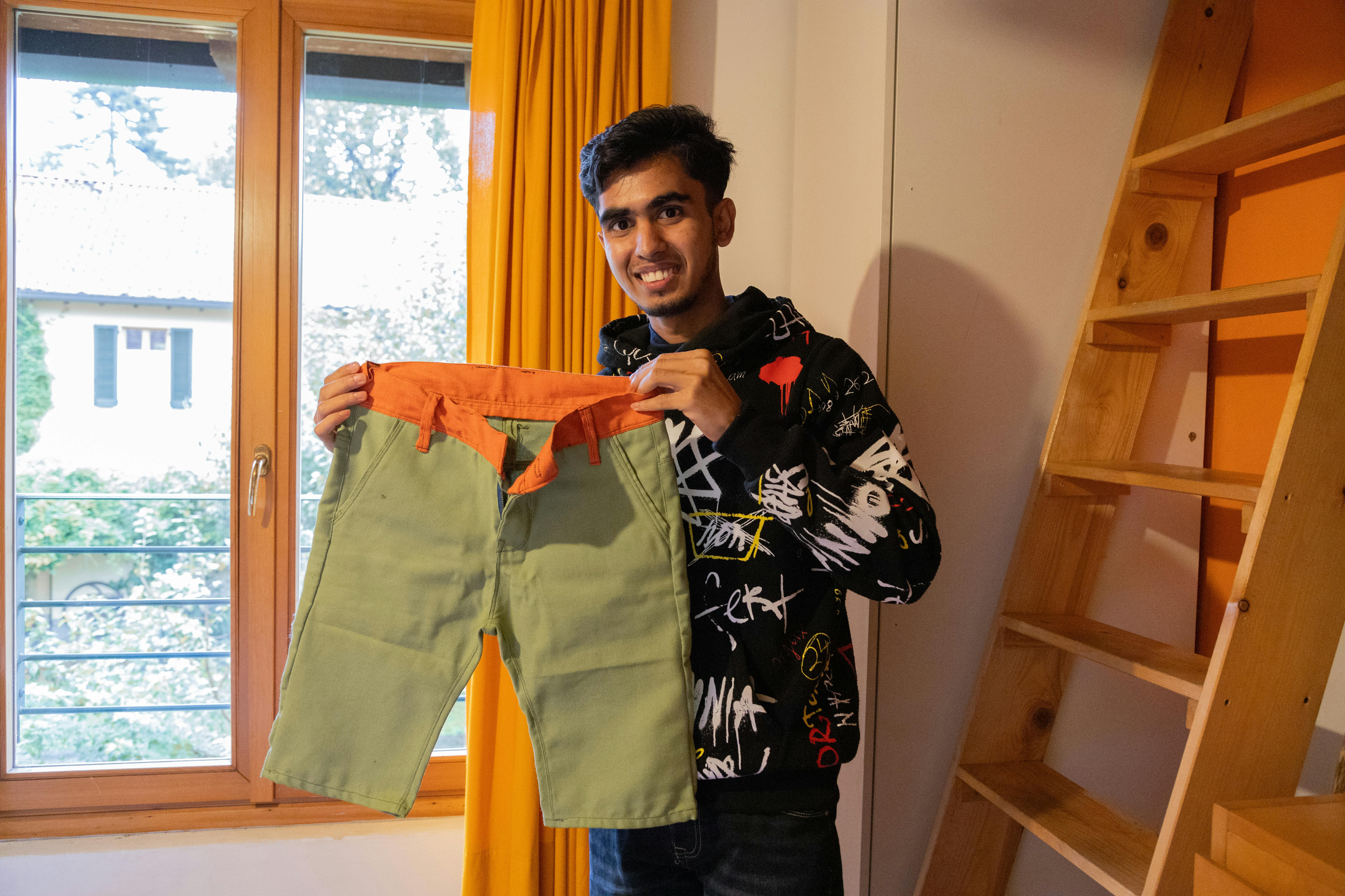 24 Nasim mostra i primi pantaloncini realizzati con la macchina da cucire della vicina