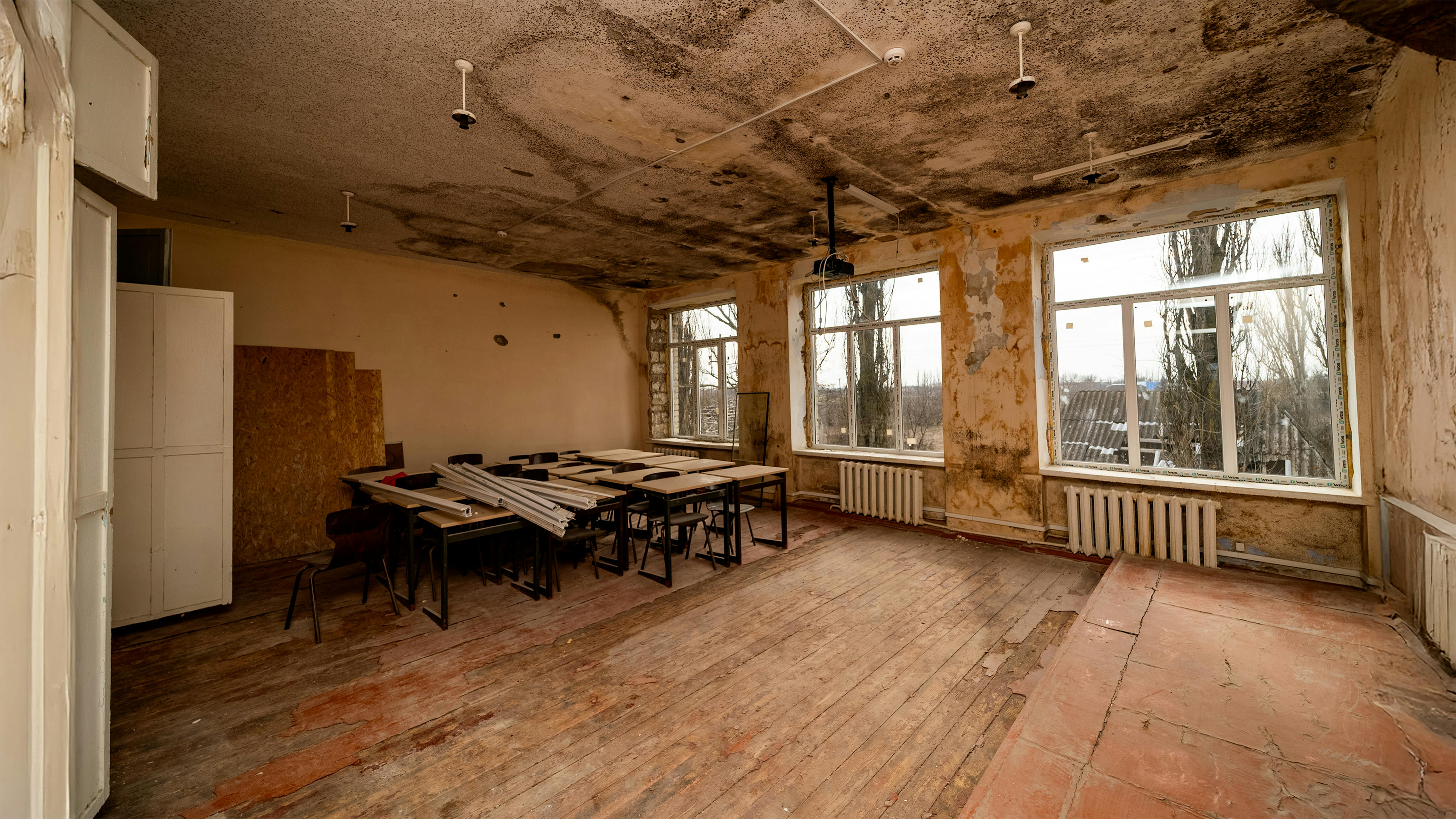 Ucraina - tre scuole e un asilo a Shevchenkove, sono stati completamente distrutti dai combattimenti.