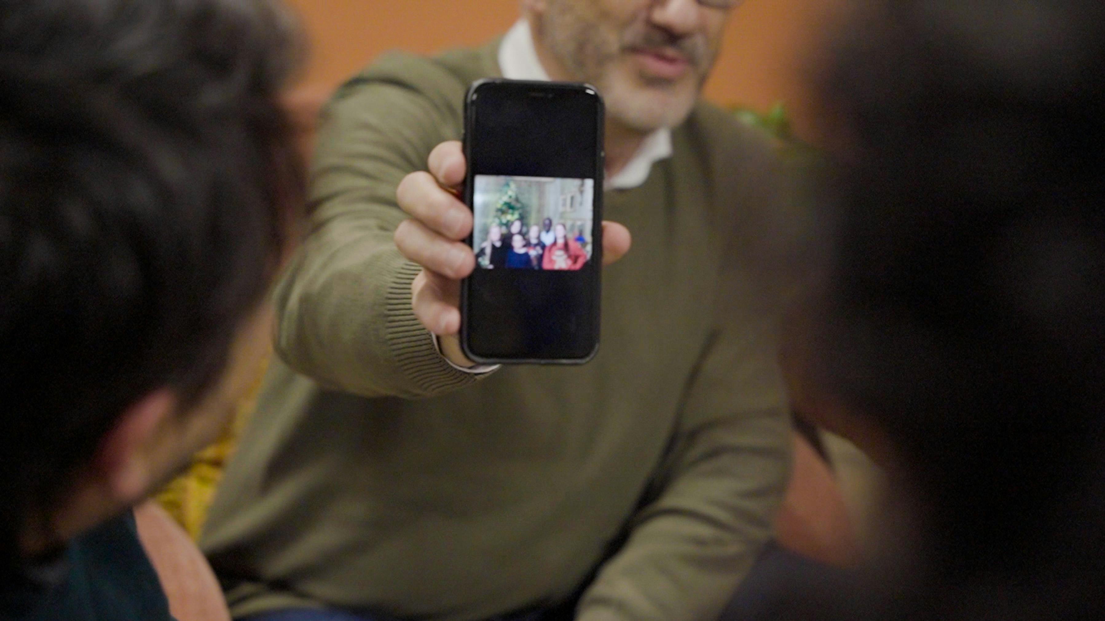 Marco mostra una foto scattata il primo Natale con Korka