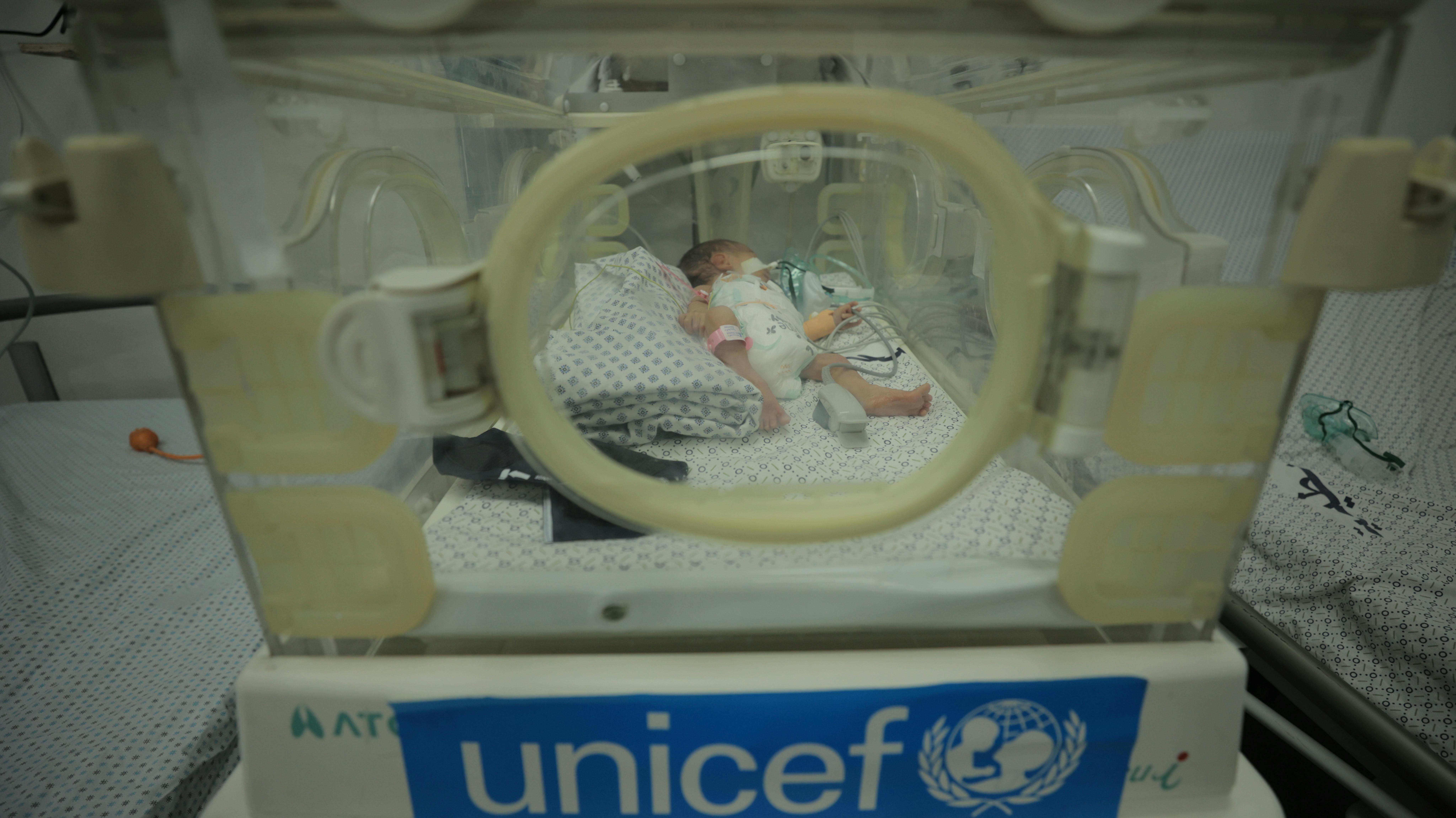 Un neonato in un'incubatrice al Patient Friends Hospital di Gaza City, dopo l'evacuazione dall'unità neonatale di Kamal Adwan nel nord della Striscia di Gaza