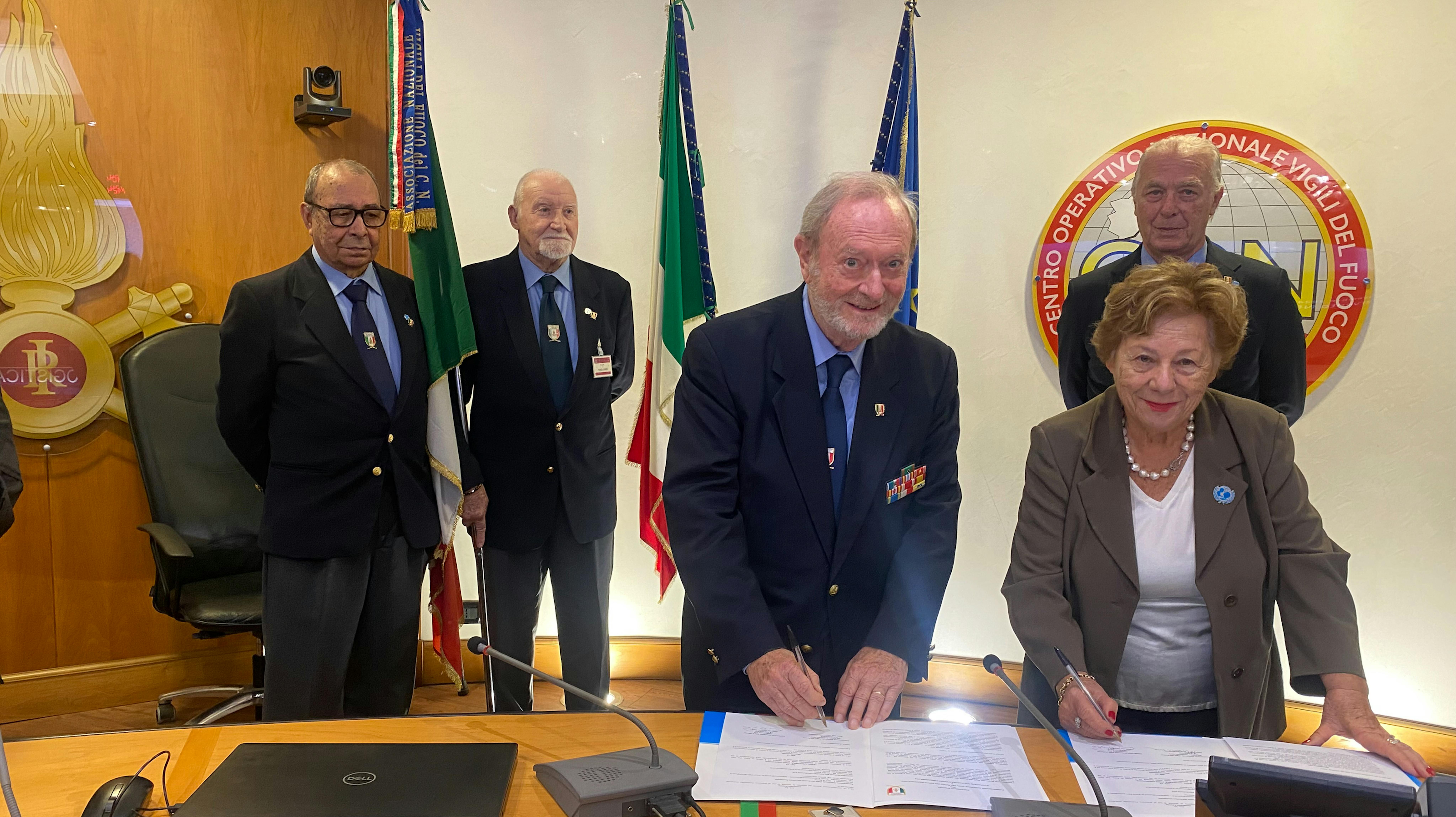 Enrico Marchionne, Presidente della l’Associazione Nazionale Vigili del Fuoco del Corpo Nazionale e Carmela Pace, Presidente UNICEF Italia firmano il protocollo