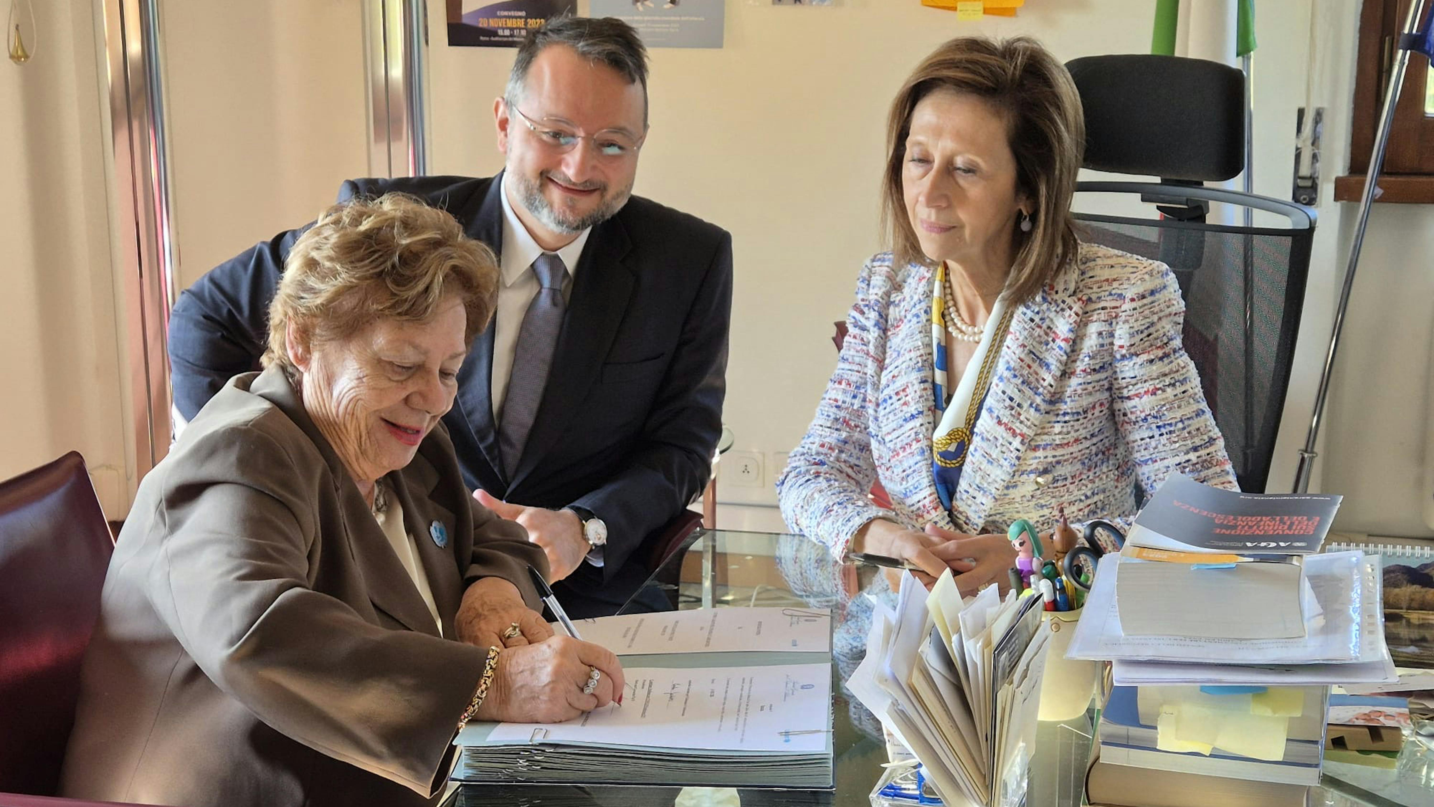 Un momento della firma del protocollo: da sinistra, la Presidente dell'UNICEF Italia Carmela Pace,  il Coordinatore National Response in Italy di UNICEF Nicola Dell’Arciprete e l'Autorità Garante per l'Infanzia e l'Adolescenza, Carla Garlatti