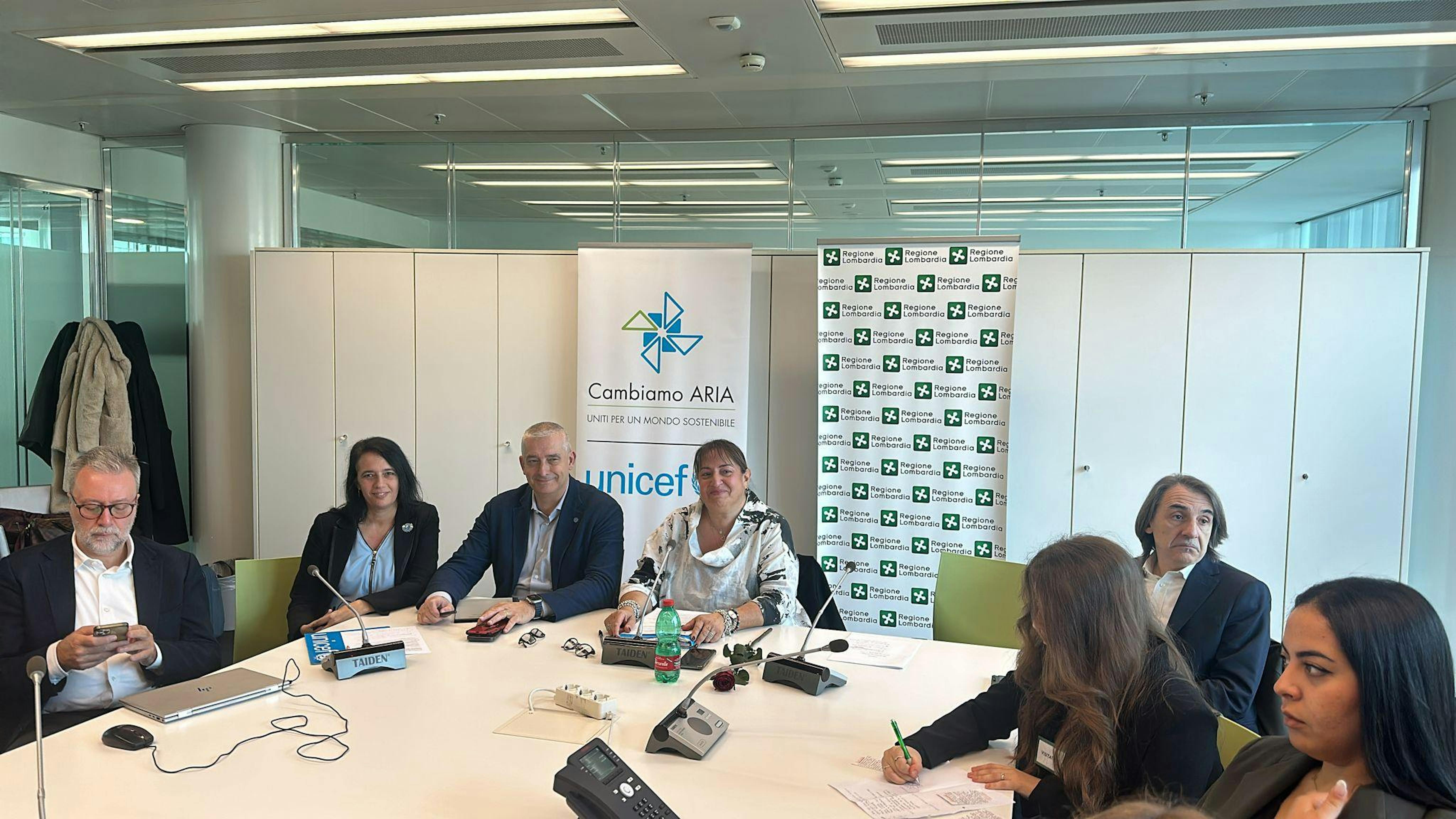 Hackathon per il clima al centro Chiara Ricci, Direttrice Ufficio Sostenibilità e Climate Change e a sinistra Paolo Rozera Direttore Generale UNICEF Italia
