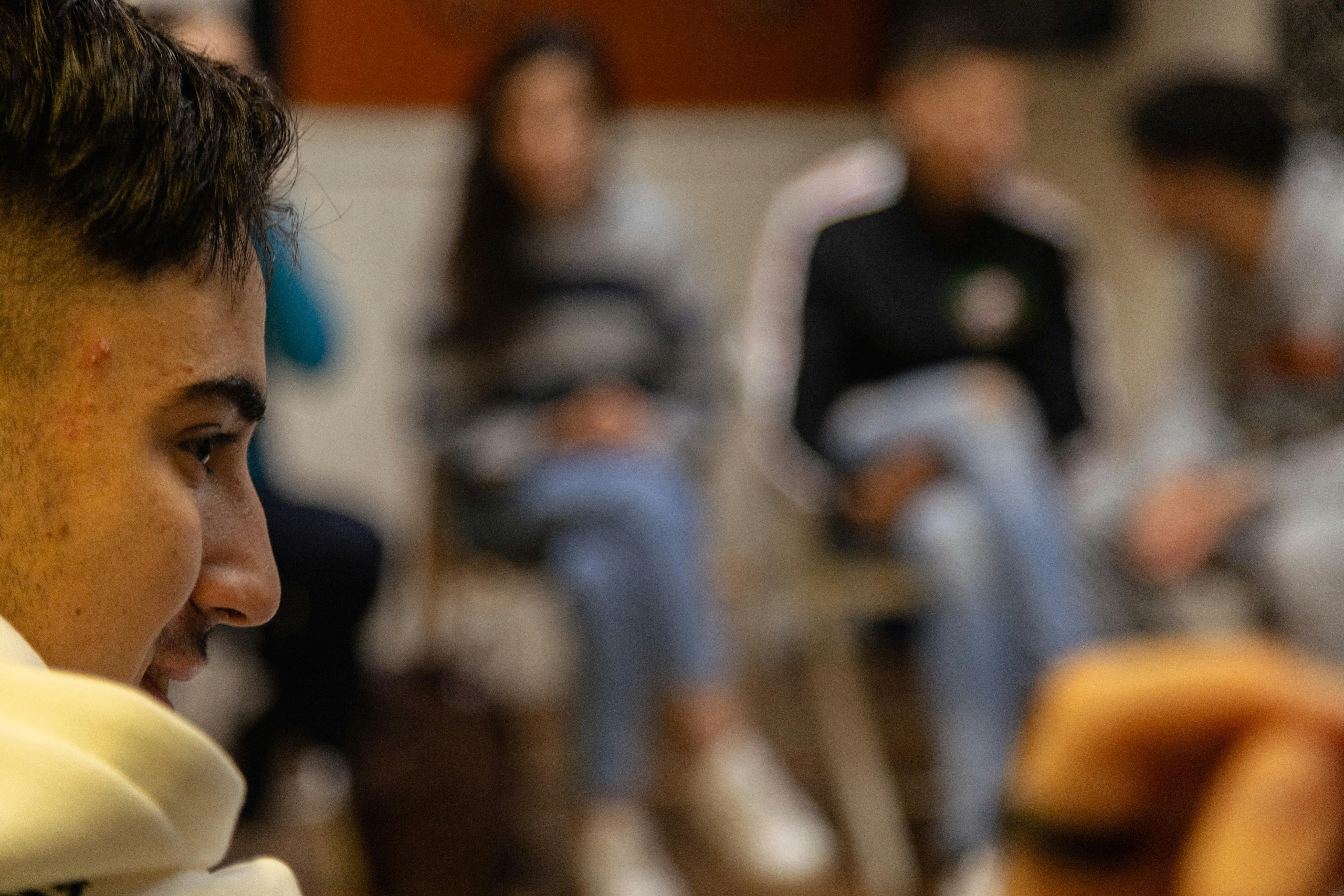 Primo piano di uno dei ragazzi durante i laboratori condotto dal partner Terres des Hommes