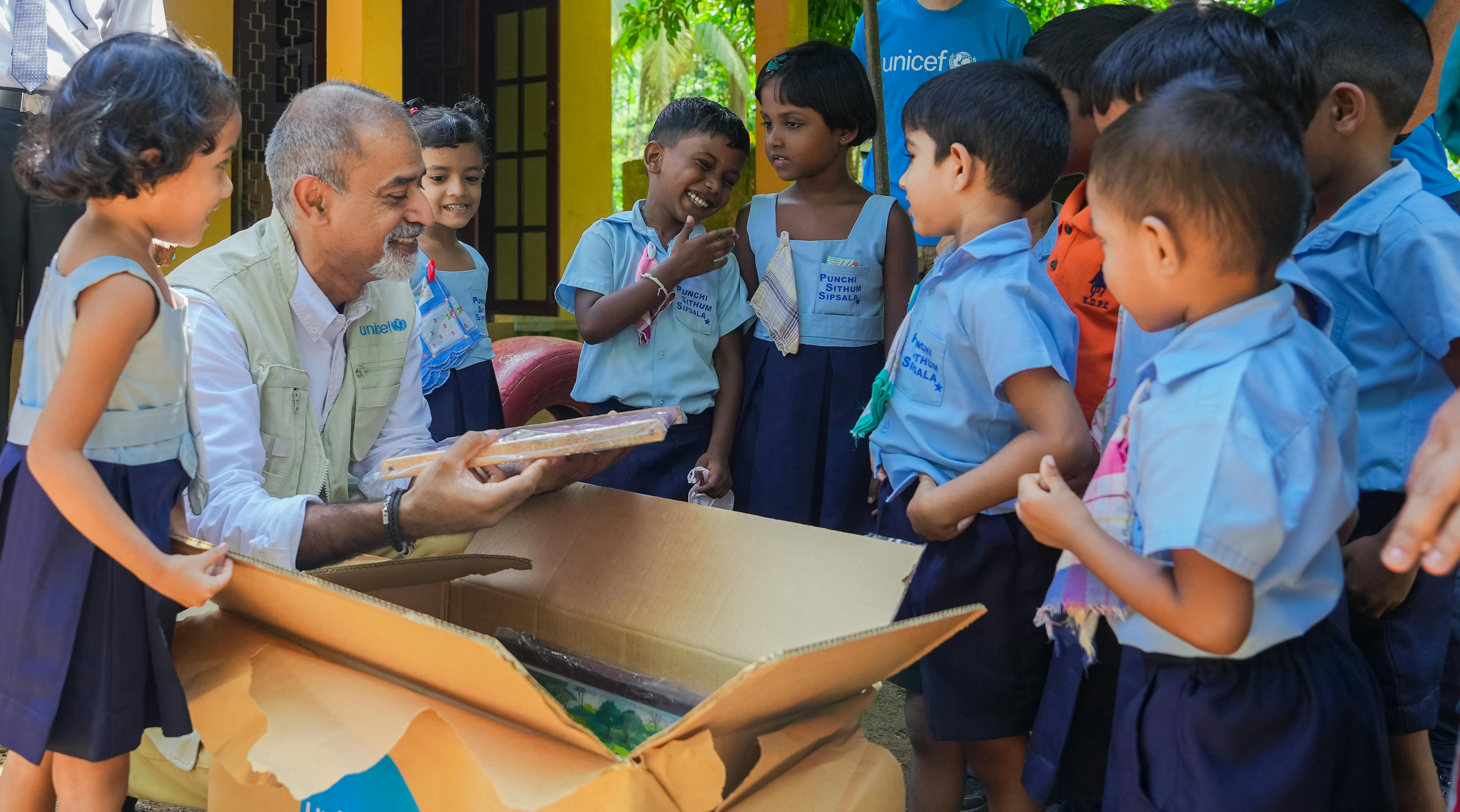 Sri Lanka, il direttore regionale Sanjay Wijesekara ha fatto una visita e ha giocato con i bambini