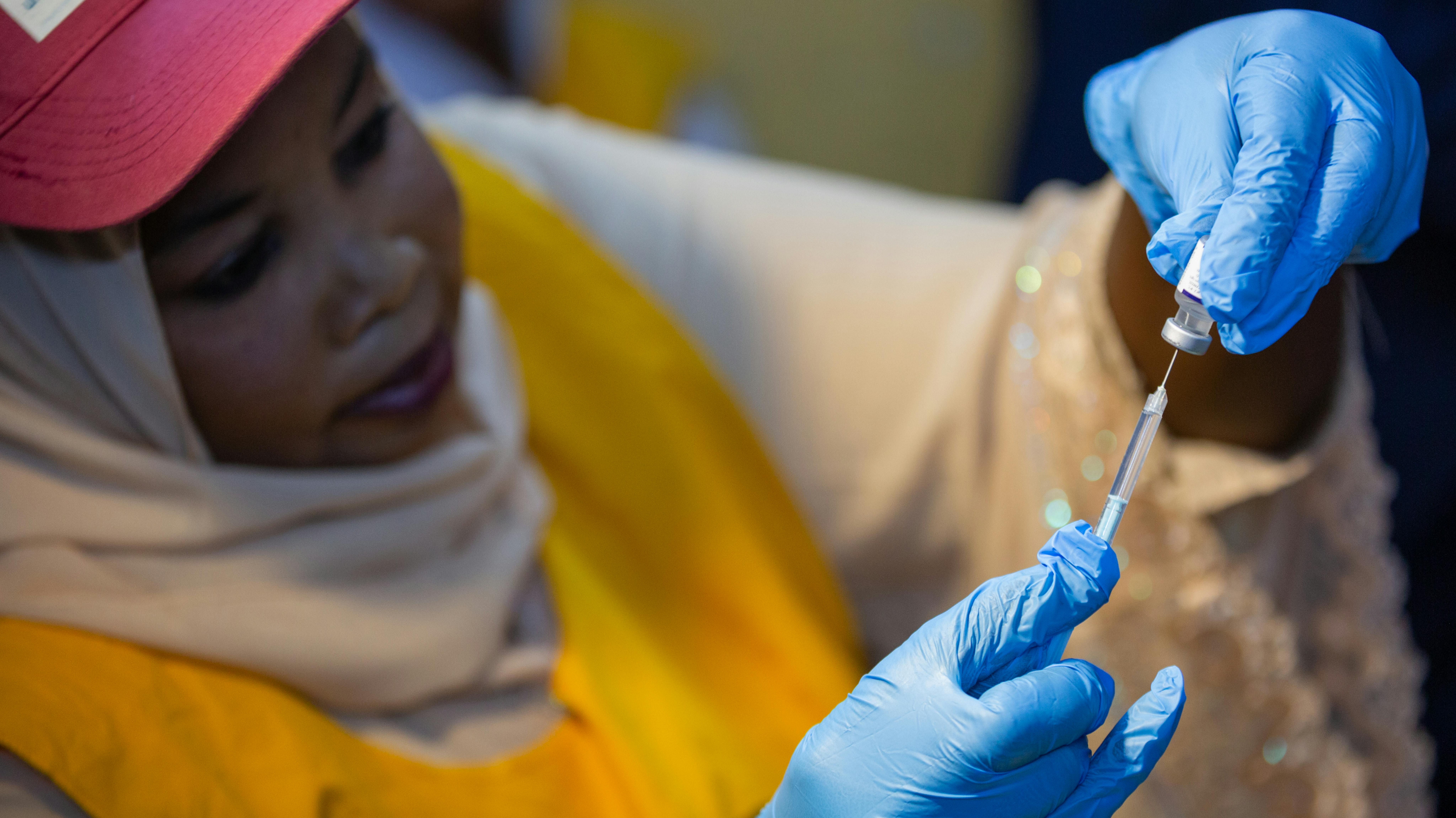 Un operatore sanitario si prepara a vaccinare Adan Mohammed (non nella foto), il primo bambino a ricevere il vaccino contro la malaria in Sudan.