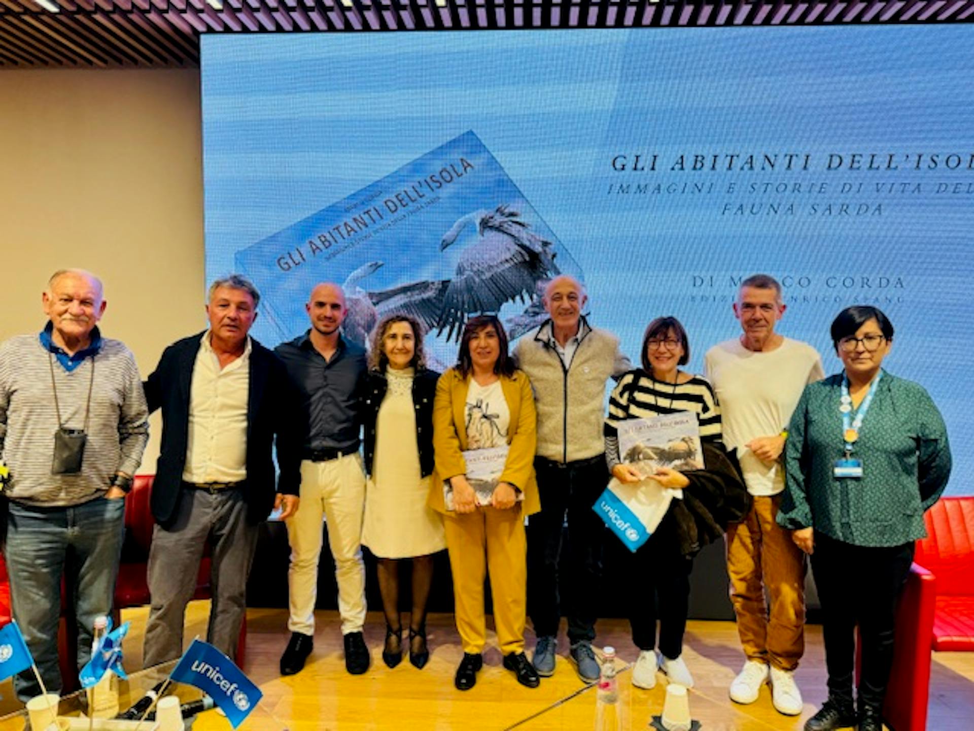 Il Presidente Paolo Ligas con gli ospiti dell'incontro e i volontari Unicef Cagliari
