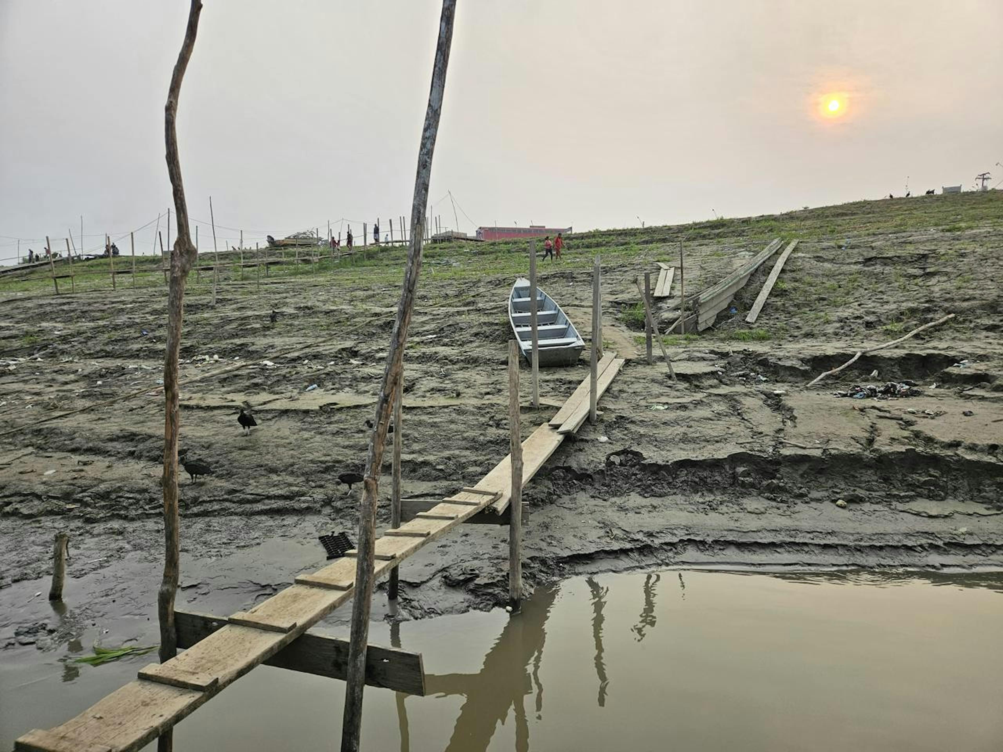 A Tabatinga, nello Stato amazzonico del Brasile, nell'ottobre 2024. Nella sola regione amazzonica del Brasile, più di 1.700 scuole e oltre 760 centri sanitari sono stati chiusi o sono diventati inaccessibili a causa dei bassi livelli dell'acqua.