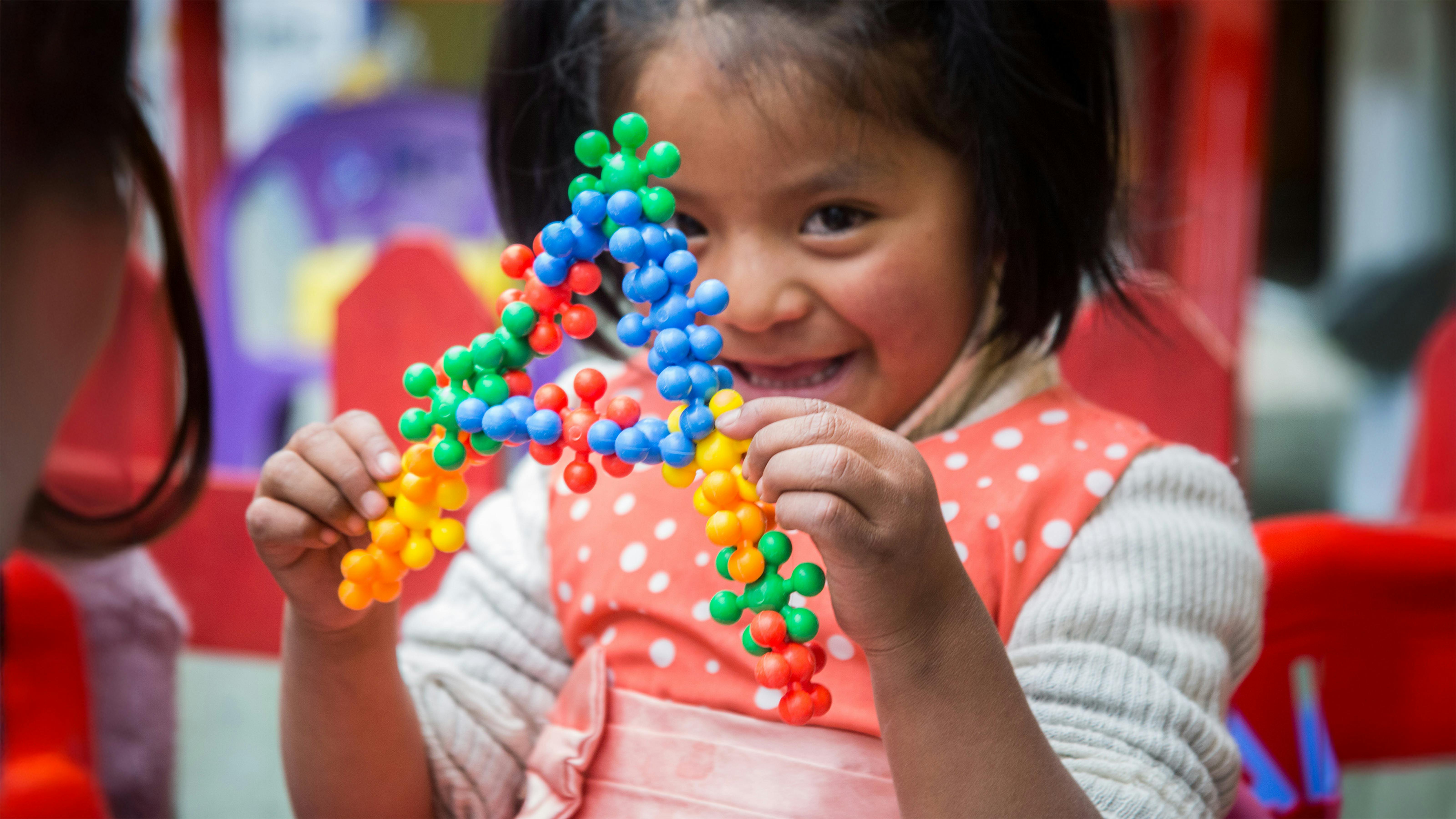 El Alto, Bolivia. Novembre 2022. Famiglie durante i workshop condotti al Maya Paya Kimsa Foundation Center.