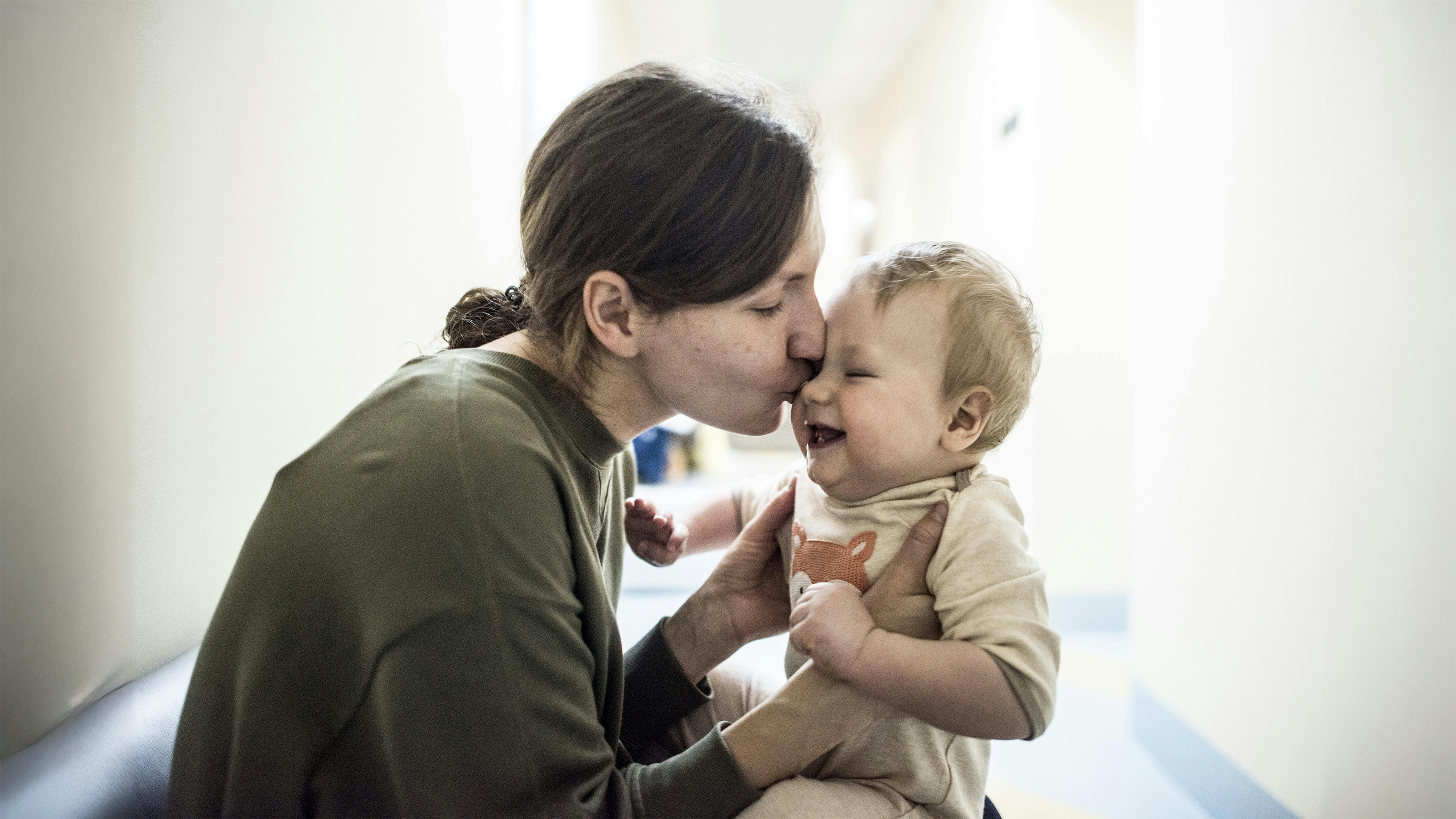 Olga bacia suo figlio Sasha, 9 mesi, dopo aver ricevuto il vaccino DTP nell'ospedale di Kiev