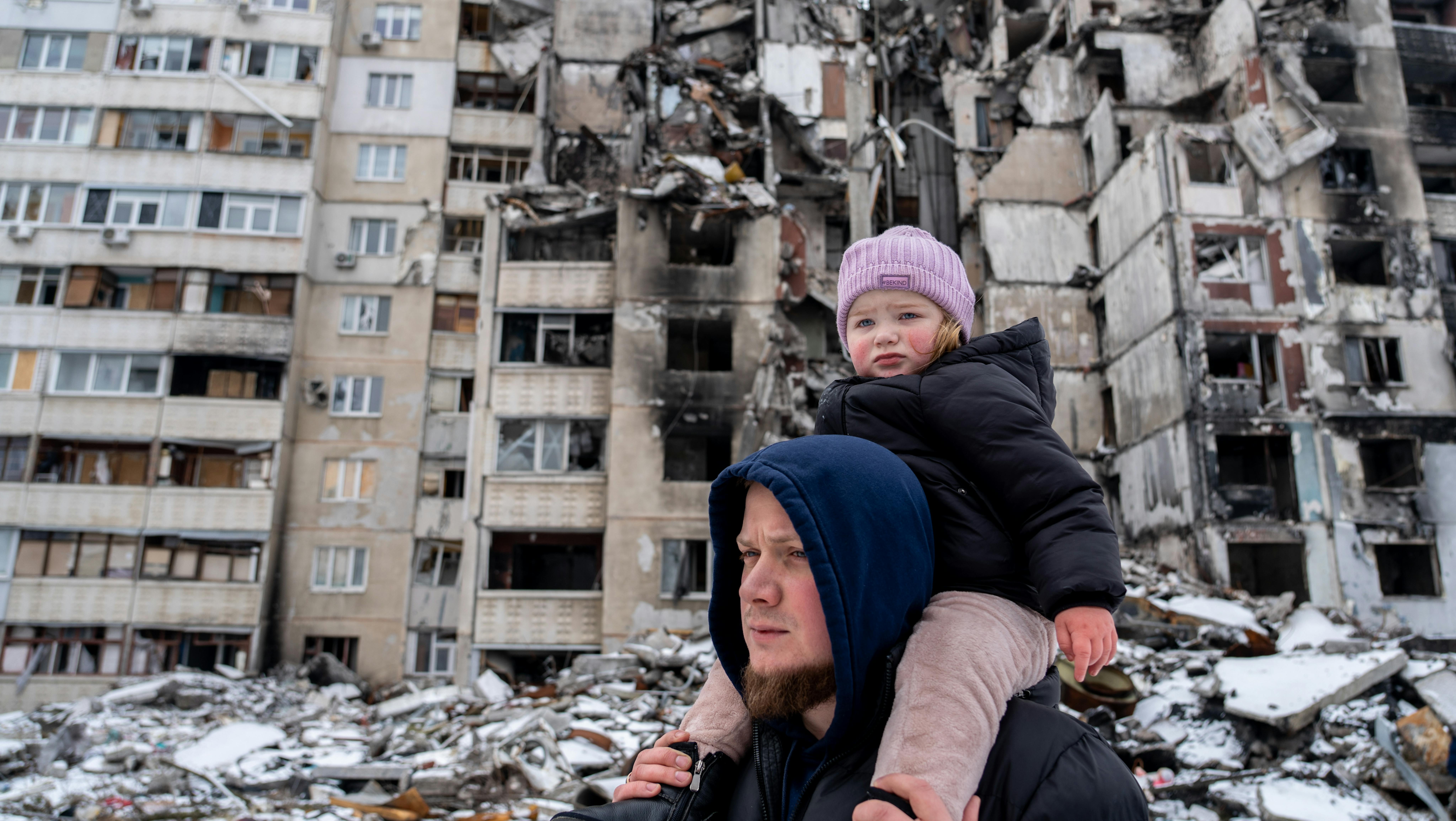 Ucraina Oleksandr passeggia nel cortile con la figlia di due anni Michelle a Saltivka