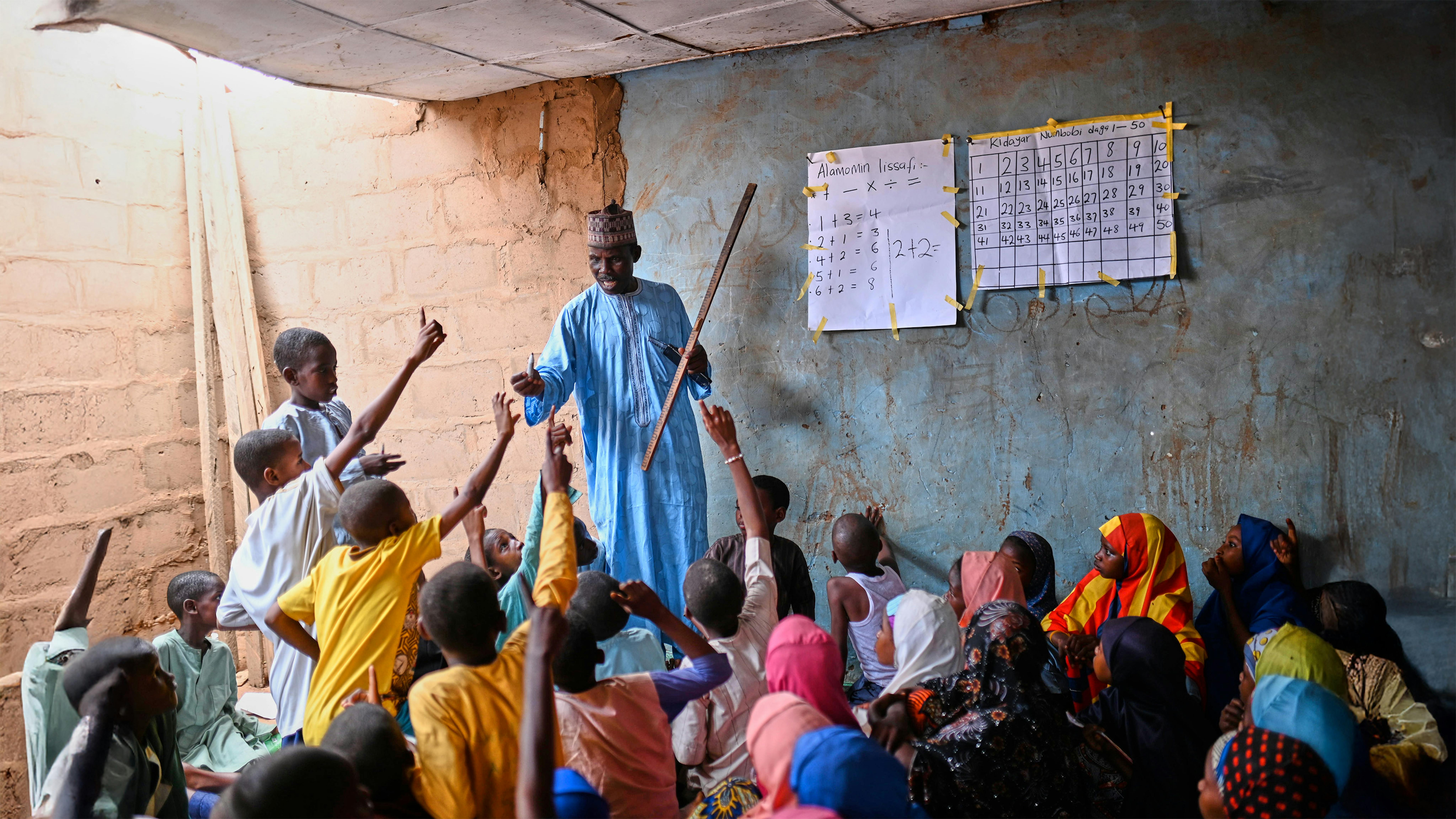 Nigeria - Muktar Garba, direttore del programma dell'agenzia per l'educazione di massa, coinvolge gli alunni in un'attività di classe a Makarantar Malam Muhammadu Bingel Rugga-Iya Dagawa Yabo Stato di Sokoto