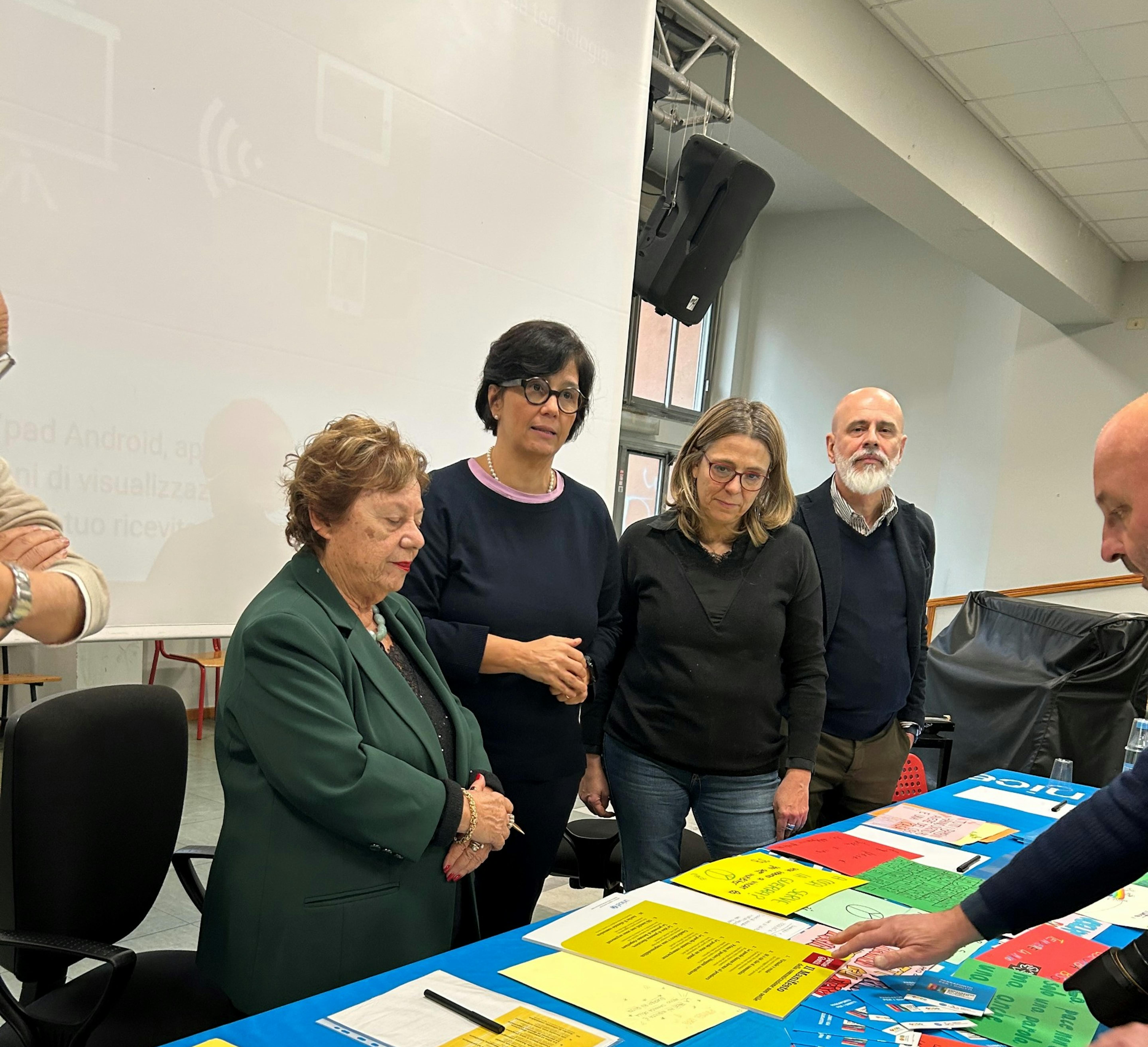 Da sinistra: Carmela Pace, Presidente dell'UNICEF Italia , Rosy Russo, Presidente Parole Ostili, Anna Scavuzzo, Vice Sindaco e Assesora all’Istruzione del Comune di Milano, Ugo Martelli, Dirigente Scolastico IC Morosini Manara