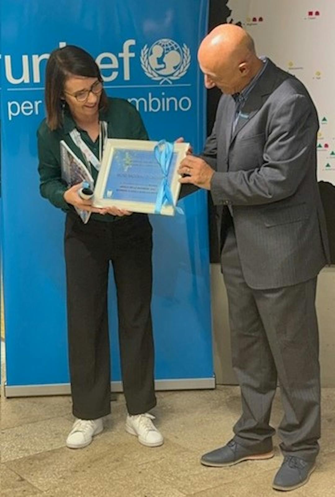 il presidente Paolo Ligas Consegna il riconoscimento a Manuela Puddu