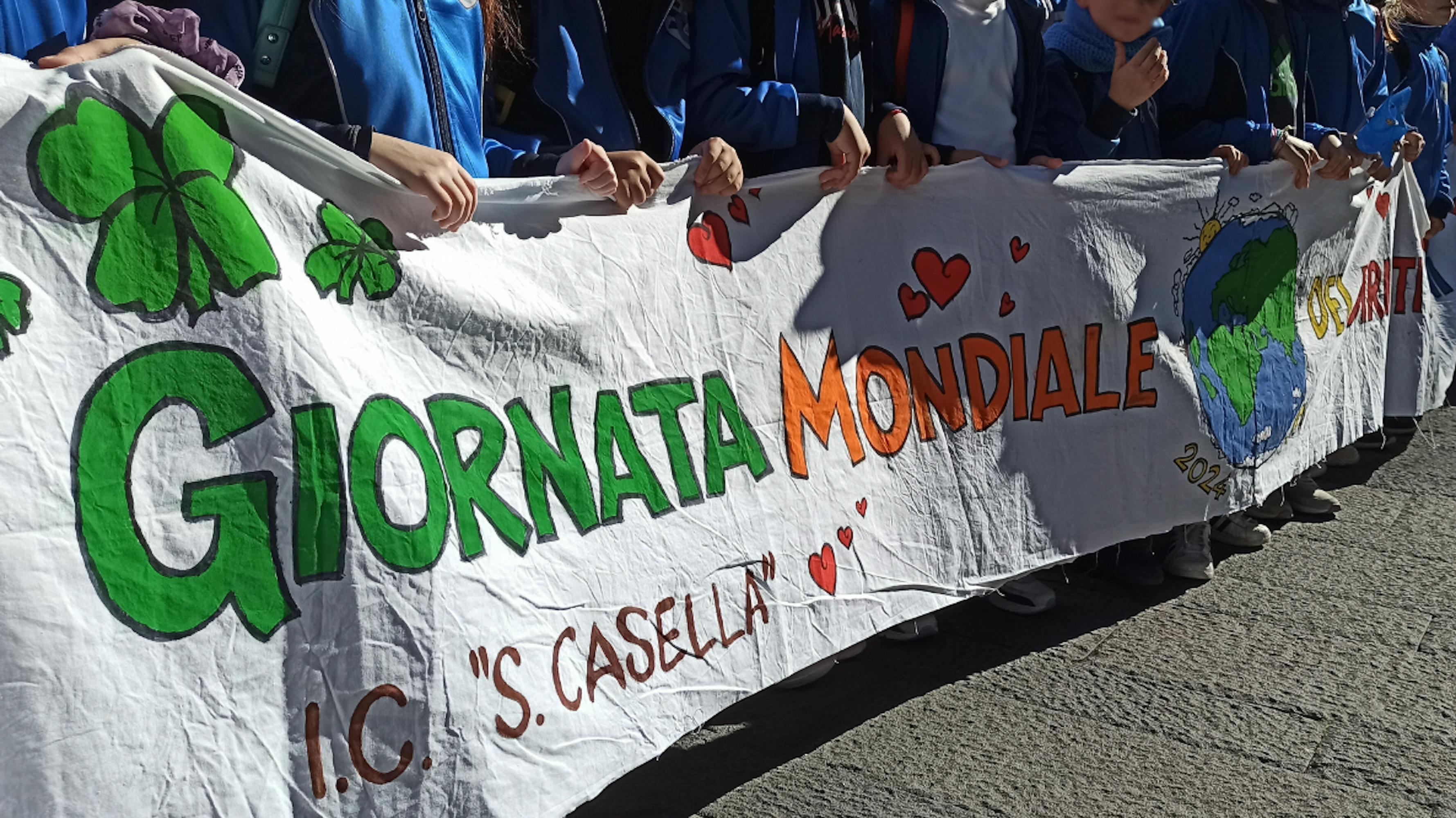 Uno degli striscioni portati durante la marcia
