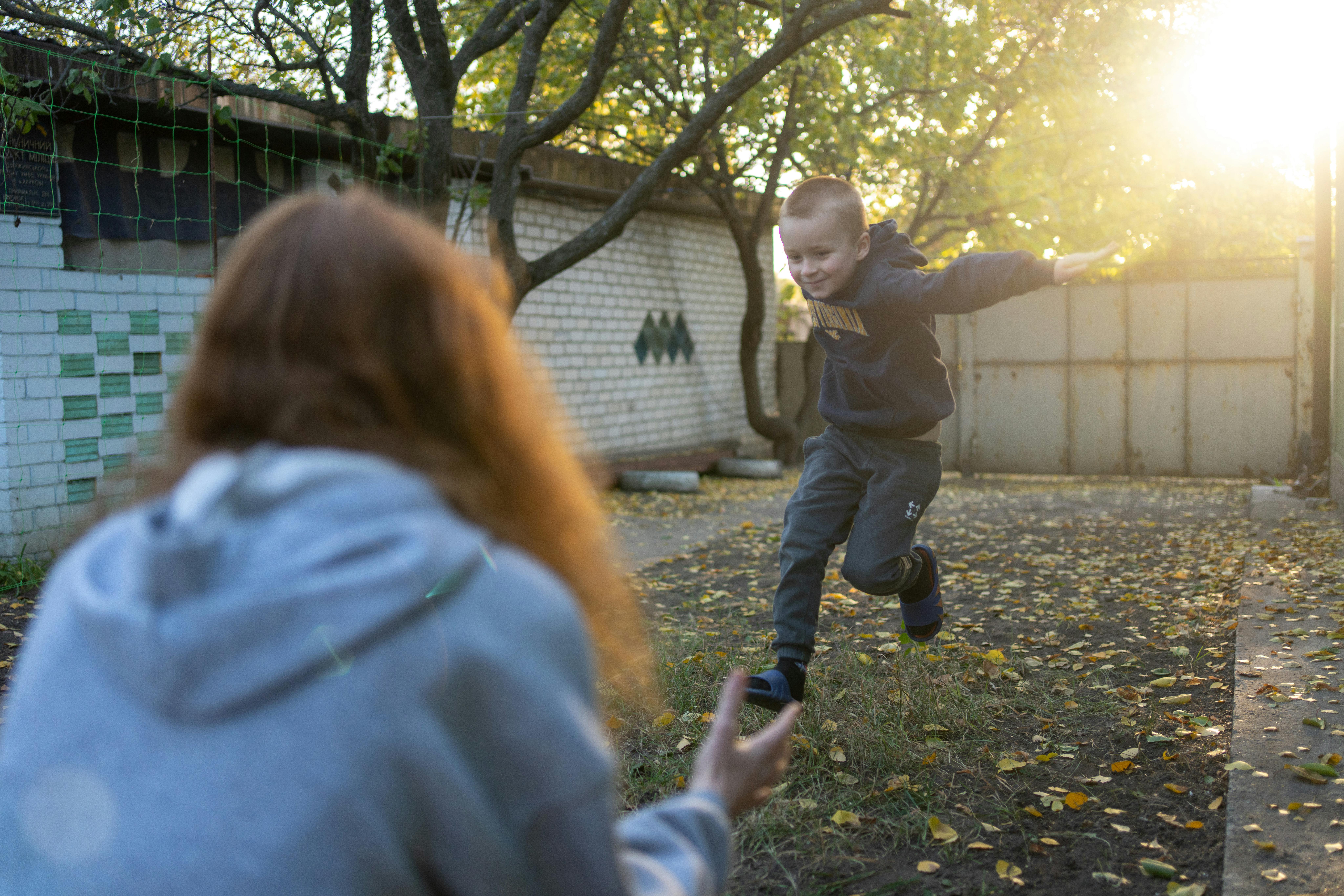 Un momento di gioco nel parco tra Andriy e sua sorella Halya. Nel villaggio dove si trovano ora, a Khotimlya, si sentono i bombardamenti all'orizzonte ma si trovano al sicuro insieme alla famiglia
