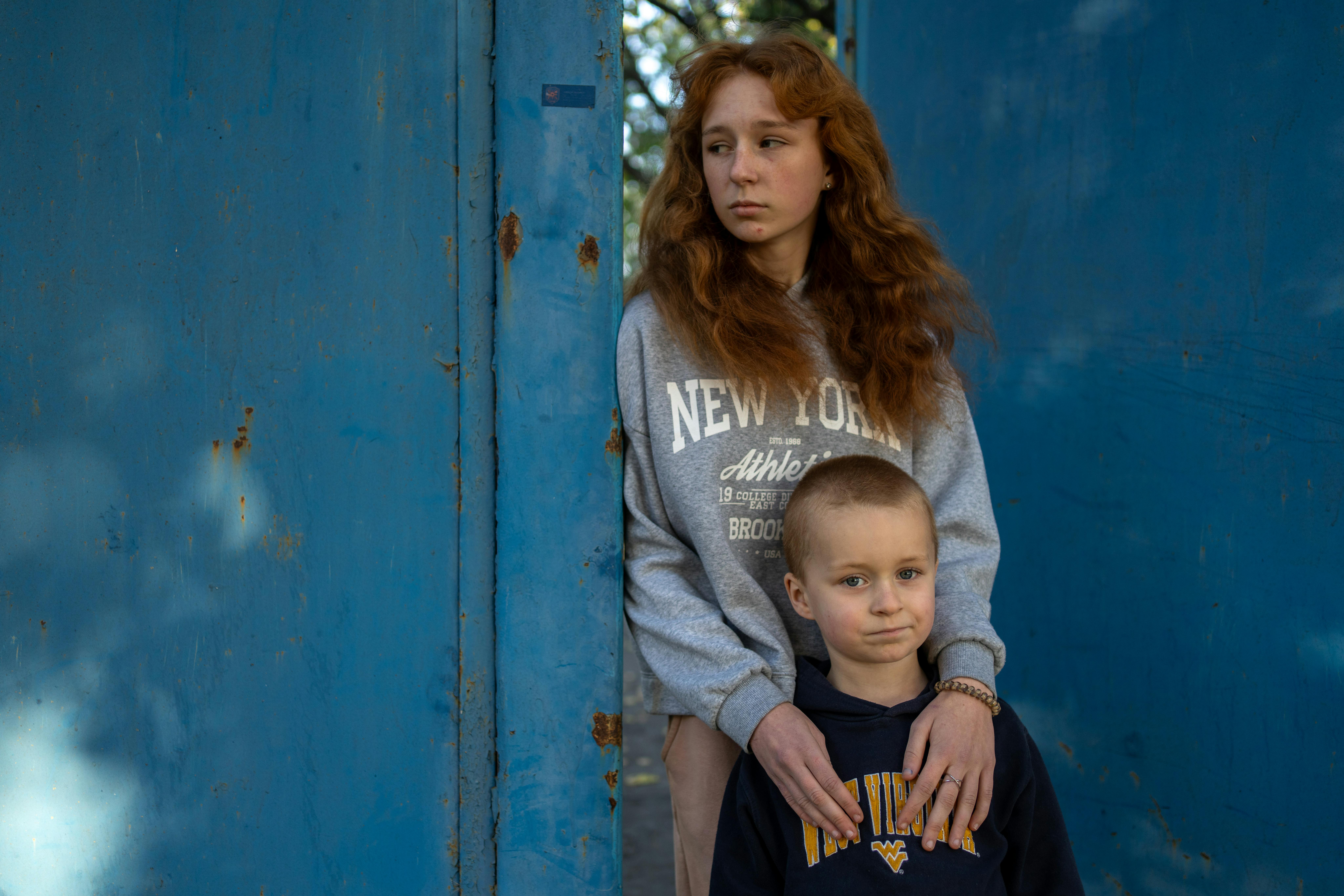 Andriy, 5 anni e sua sorella Halya, 14 anni sono a Khotimlya, nella regione di Kharkiv, dove sono stati costretti a sfollare con la famiglia per la seconda volta dall'inizio della guerra in Ucraina