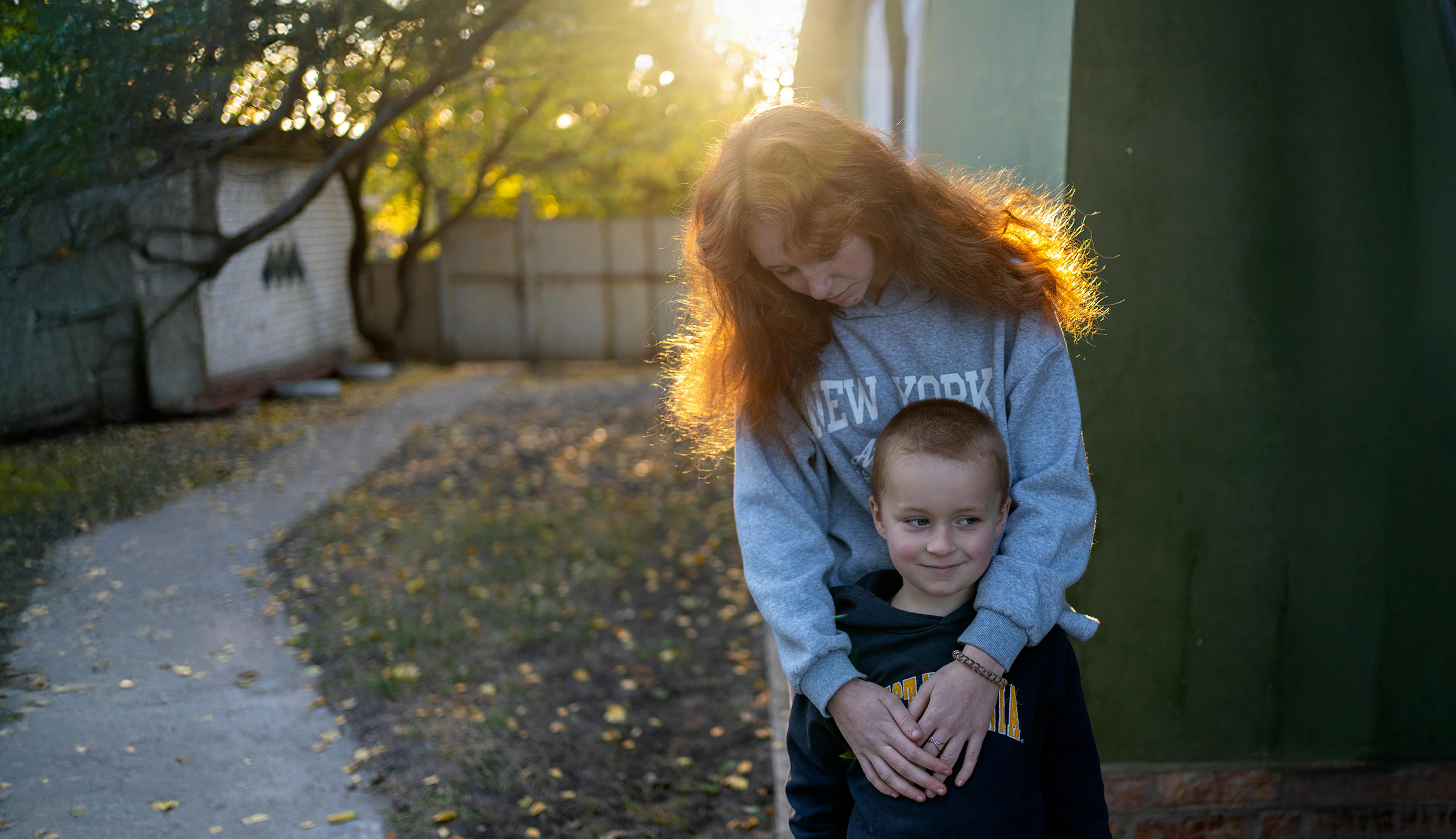 Khotimlya, regione di Kharkiv. Andriy e Hayla posano davanti alla casa dove si sono rifugiati insieme alla madre. La guerra in Ucraina li ha costretti a spostarsi diverse volte e vivere in una perenne situazione di stress