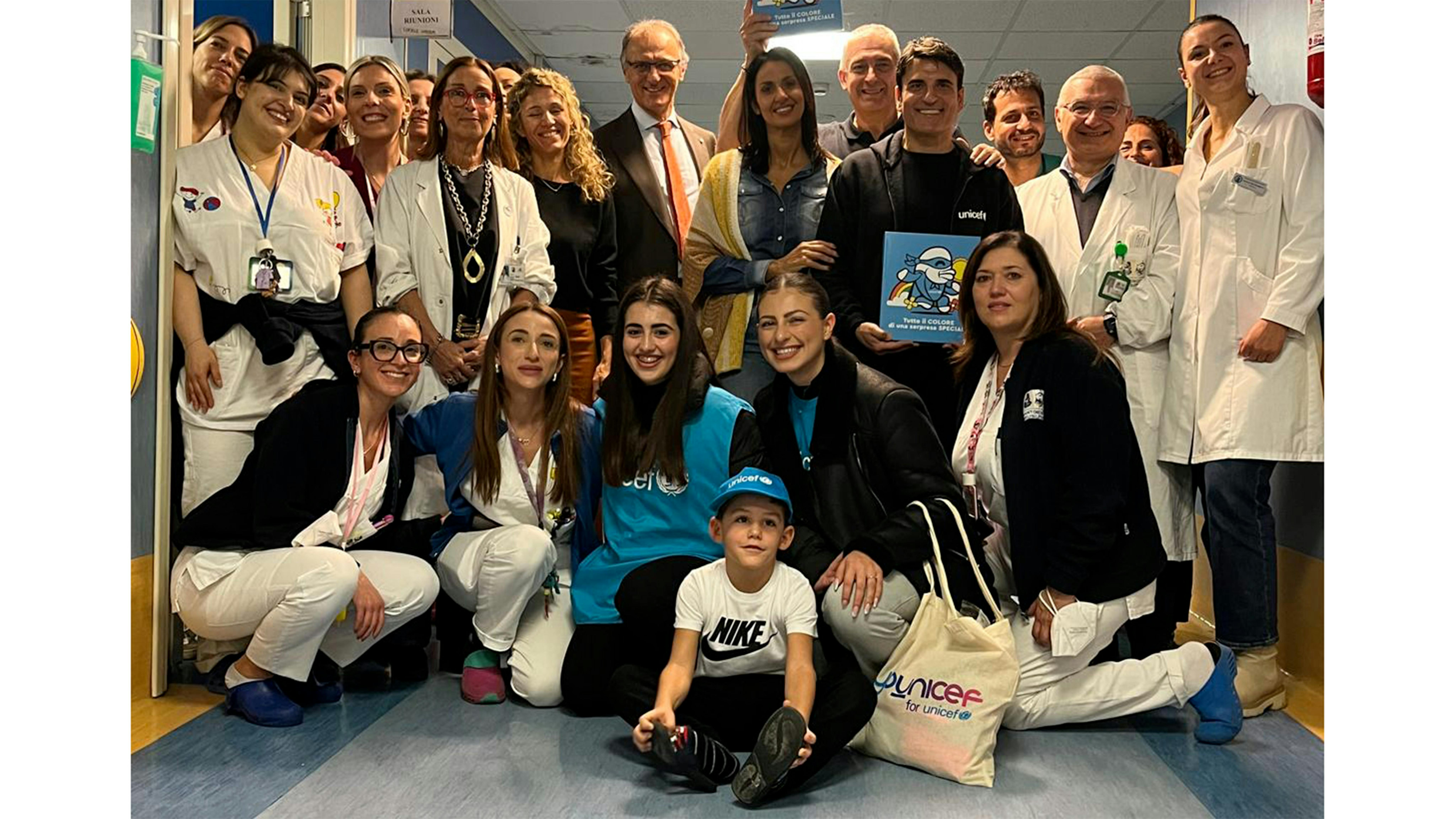 Napoli:Sal Da Vinci all'Ospedale Pediatrico Santobono Pausilipon durante la consegna del Regalo Sospeso