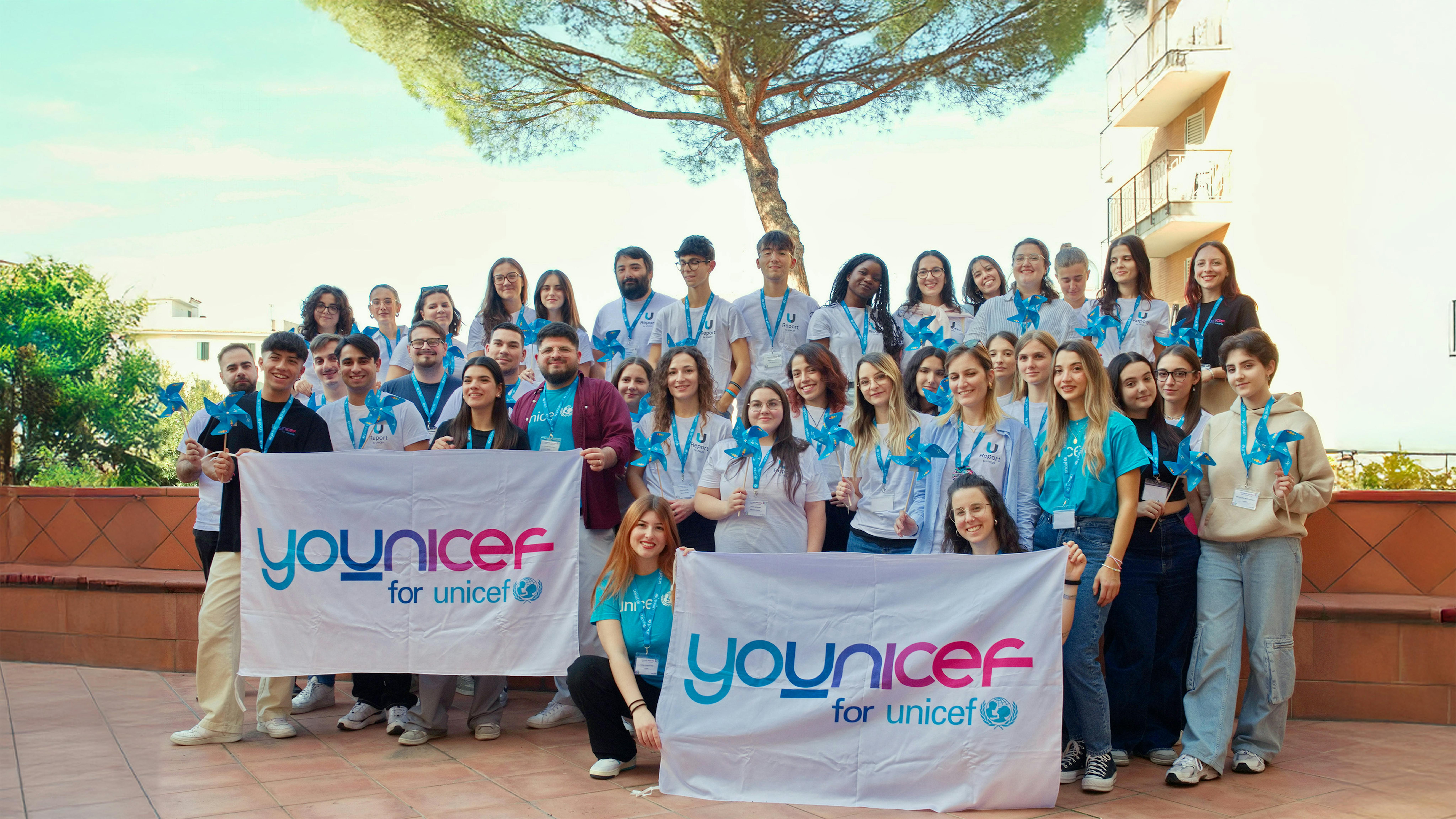 Foto di gruppo dei giovani volontari dell'UNICEF