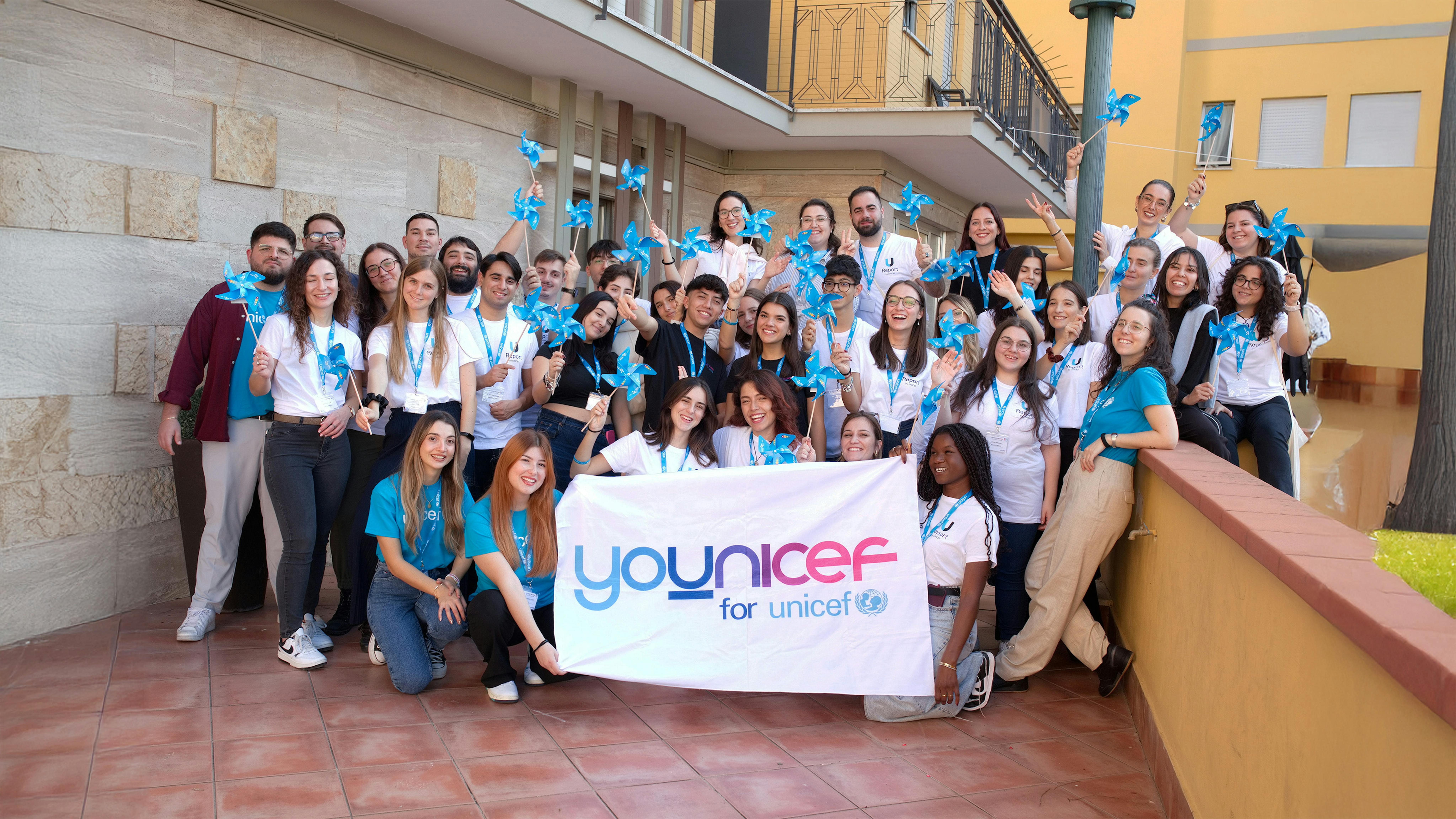 Foto di gruppo dei volontari dell'UNICEF durante l'incotro annuale di Roma