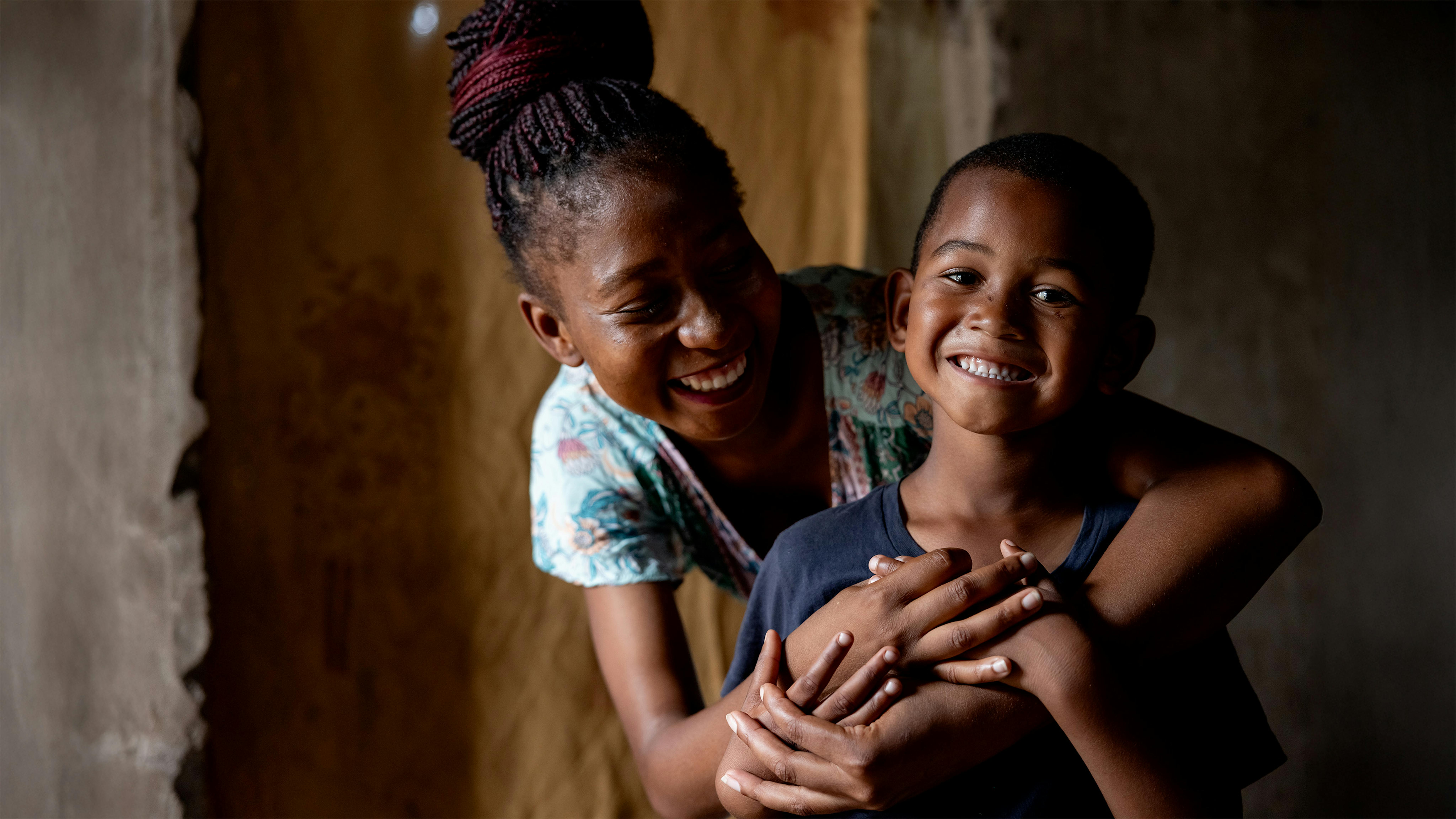 Catarina (20 anni) e suo figlio Wilter (5 anni) a Matola, Mozambico. Catarina è una peer mentor nella sua comunità. Dopo aver scoperto di essere sieropositiva durante la gravidanza, qualche anno fa, ha ricevuto farmaci antiretrovirali per prevenire la trasmissione verticale dell'HIV a suo figlio.