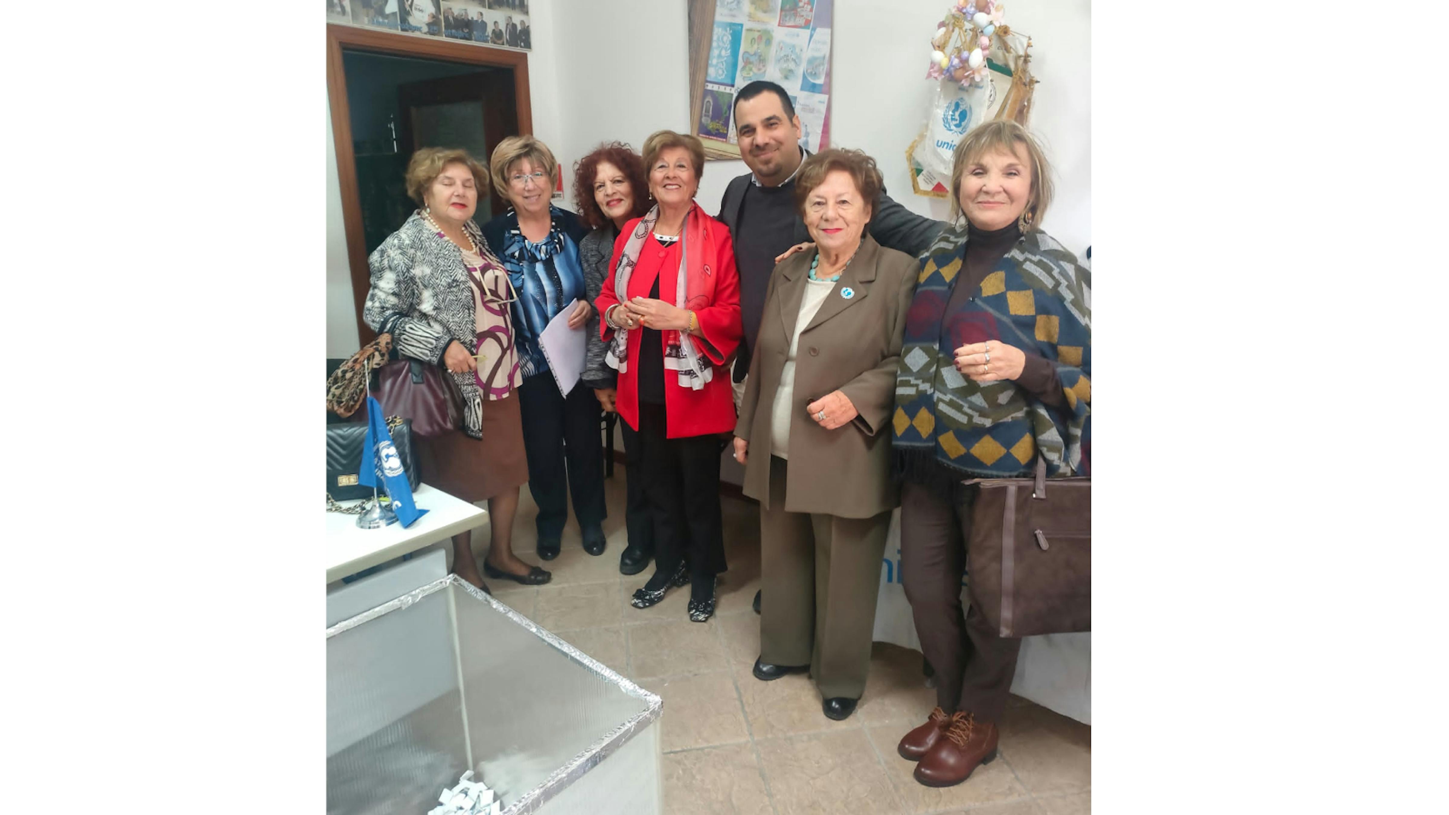 Un altro momento durante la Lotteria dei Diritti 2024 a Siracusa, con la Presidente dell'UNICEF Italia, Carmela Pace (seconda da destra) e della Presidente del Comitato UNICEF di Siracusa, Pina Cannizzo (seconda da sinistra). Con loro, i Volontari del Comitato.
