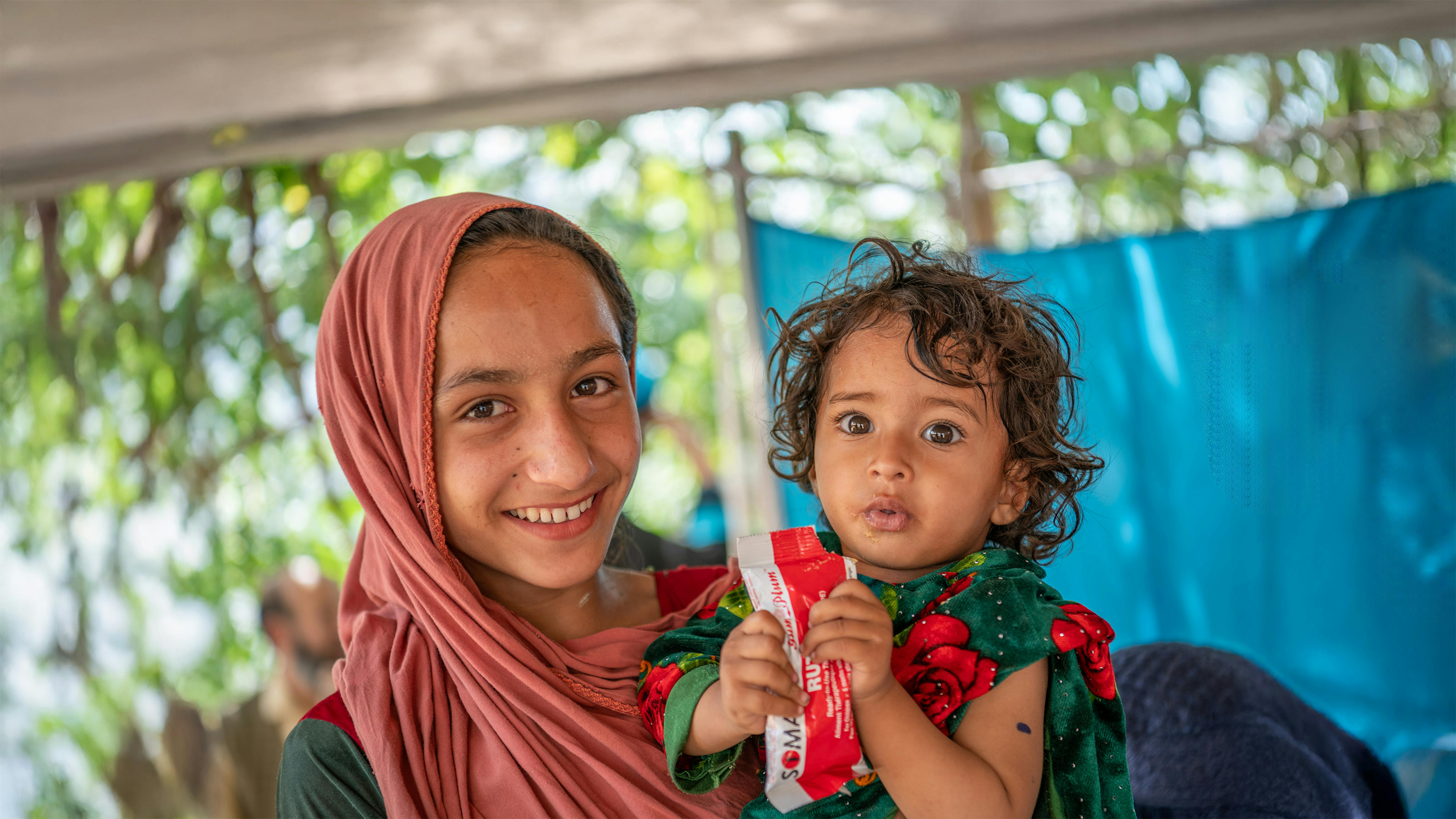 Afghanistan - una bambina di nome Zarmina riceve RUTF presso i team mobili di salute e nutrizione (MHNT) supportati dall'UNICEF nel villaggio di Samsagal, distretto di Nari, Kunar,