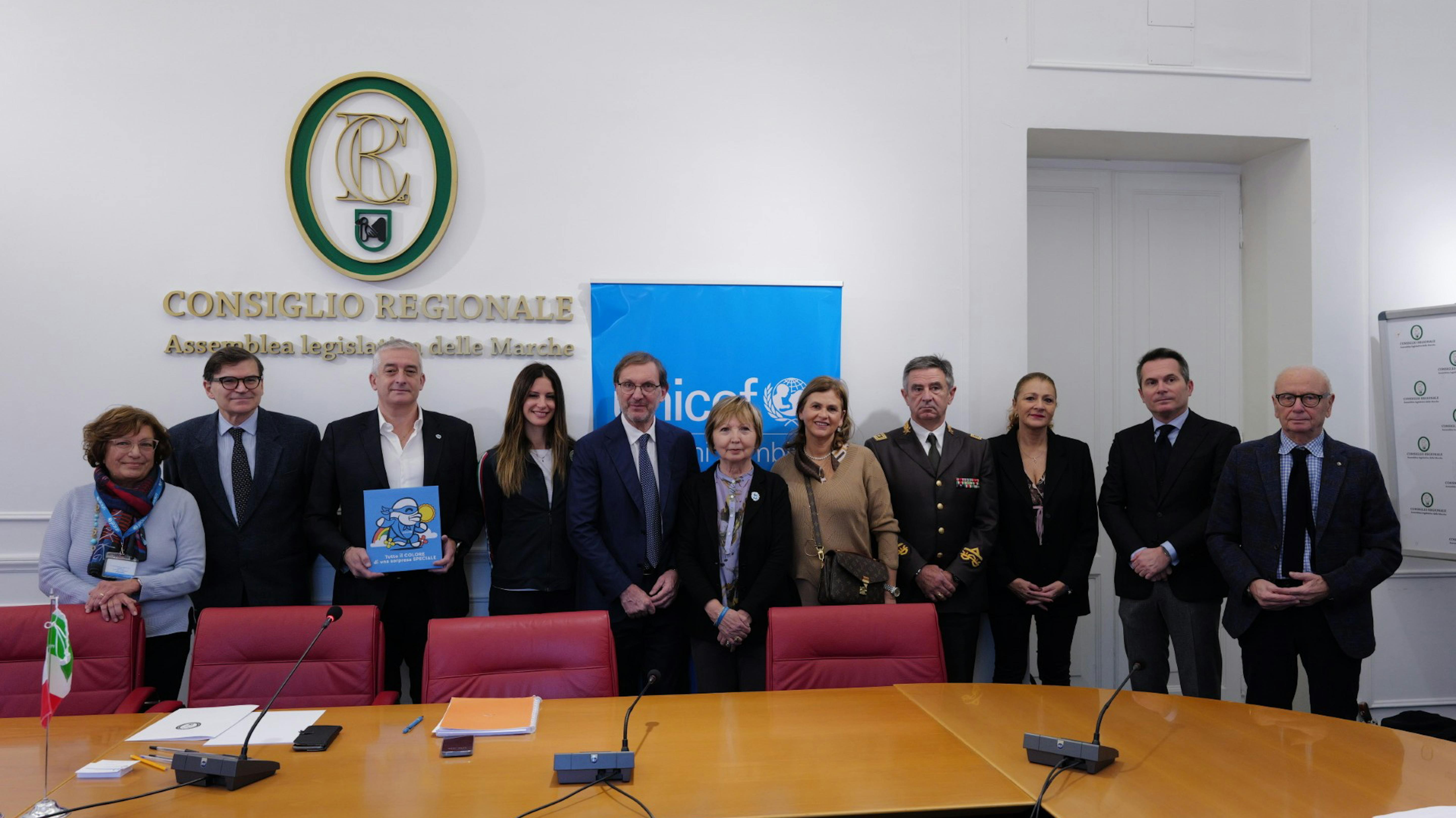 Consegna Reglo Sospeso ad Ancona, nella foto da sinistra Paola Guidi, Presidente del Comitato Provinciale UNICEF di Ancona, Dino Latini, Presidente del Consiglio Regionale delle Marche, Paolo Rozera, Direttore generale dell’UNICEF Italia, Claudia Mancinelli allenatrice delle olimpioniche individualiste italiane Sofia Raffaeli e Milena Baldassarri e della società ginnastica Fabriano,  Pierpaolo Clementoni, Direttore Ricerca Avanzata Clementoni, Mirella Mazzarini, Presidente del Comitato regionale UNICEF Marche, Michela Francoletti, Direzione Medica dell’Ospedale Salesi, Pierpaolo Patrizietti, Comandante dei Vigili del fuoco di Ancona, Manuela Caucci, Assessore ai Servizi Sociali di Ancona, Simone Pizzi, Presidente del Consiglio Comunale di Ancona,  il giornalista Giovanni Filosa.