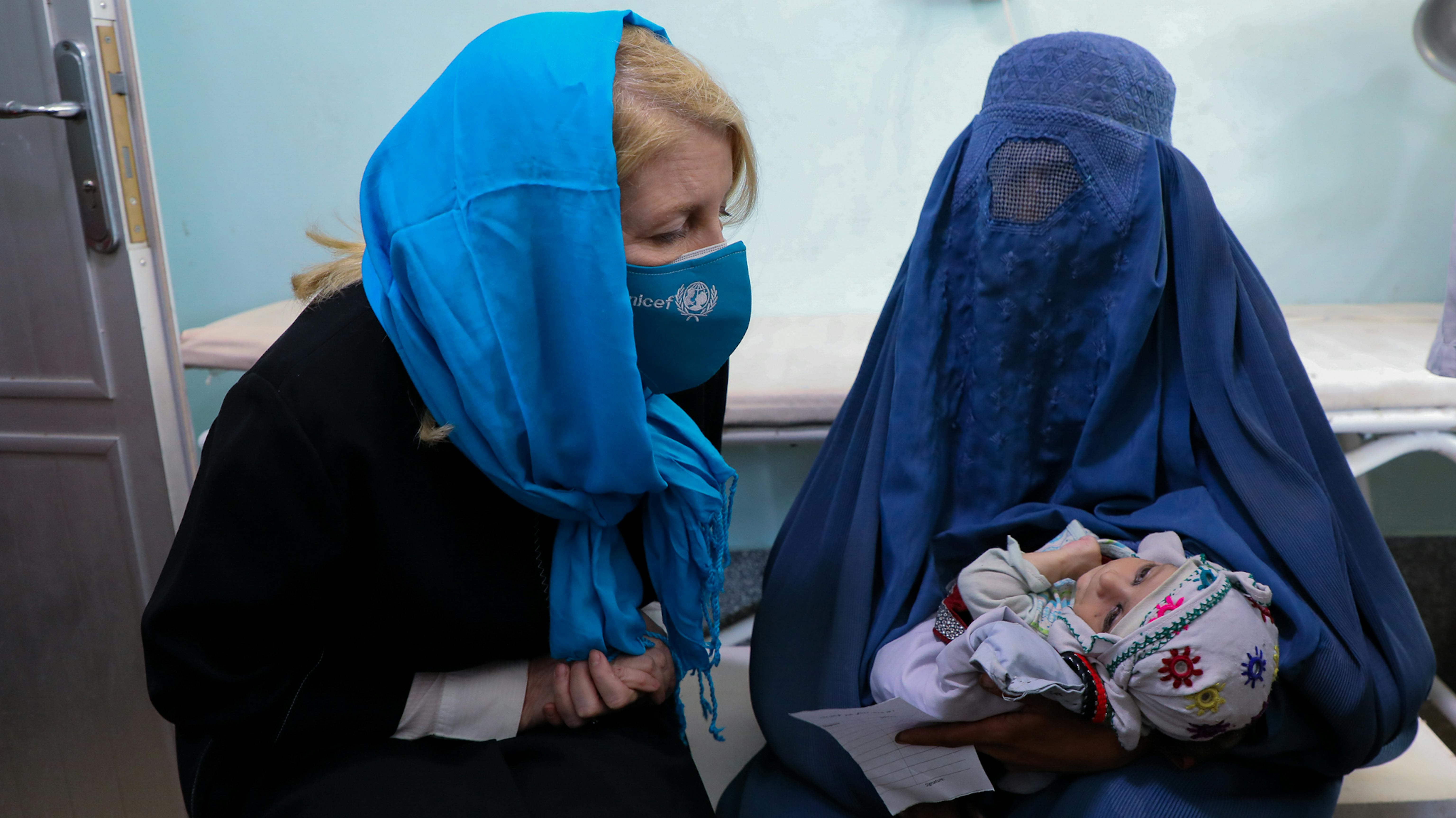 Afghanistan, il Direttore esecutivo dell'UNICEF Catherine Russell parla con una madre con un bambino malnutrito presso il dipartimento ospedaliero dell'UNICEF per il trattamento dei bambini affetti da malnutrizione acuta grave presso l'ospedale regionale Mirwais di Kandahar province.st