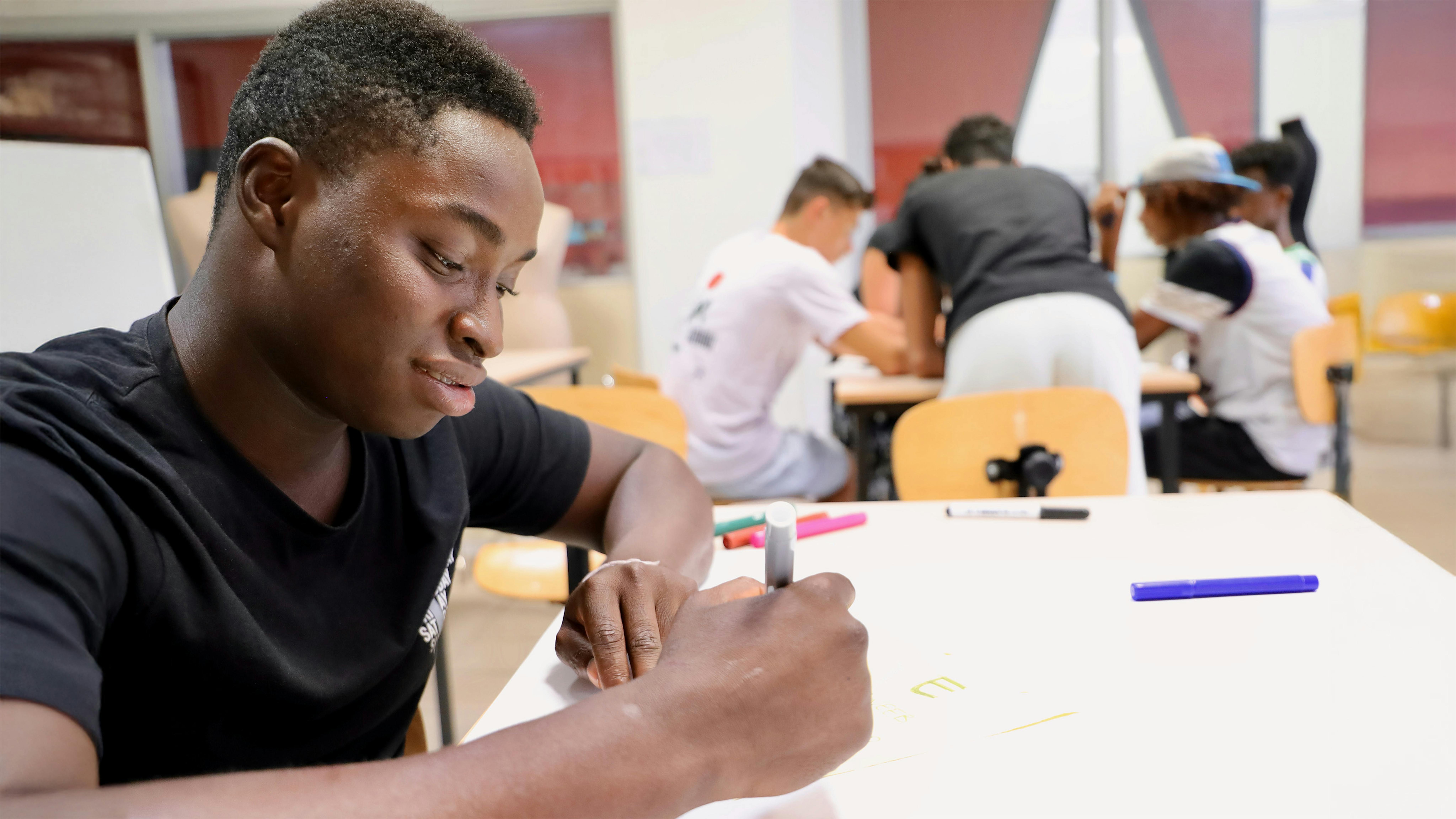 Mamadou dalla Guinea Conakry, crede che non si debba mai smettere di sognare e lavorare per realizzare i propri sogni, perché è ciò che ci dà la forza di andare avanti