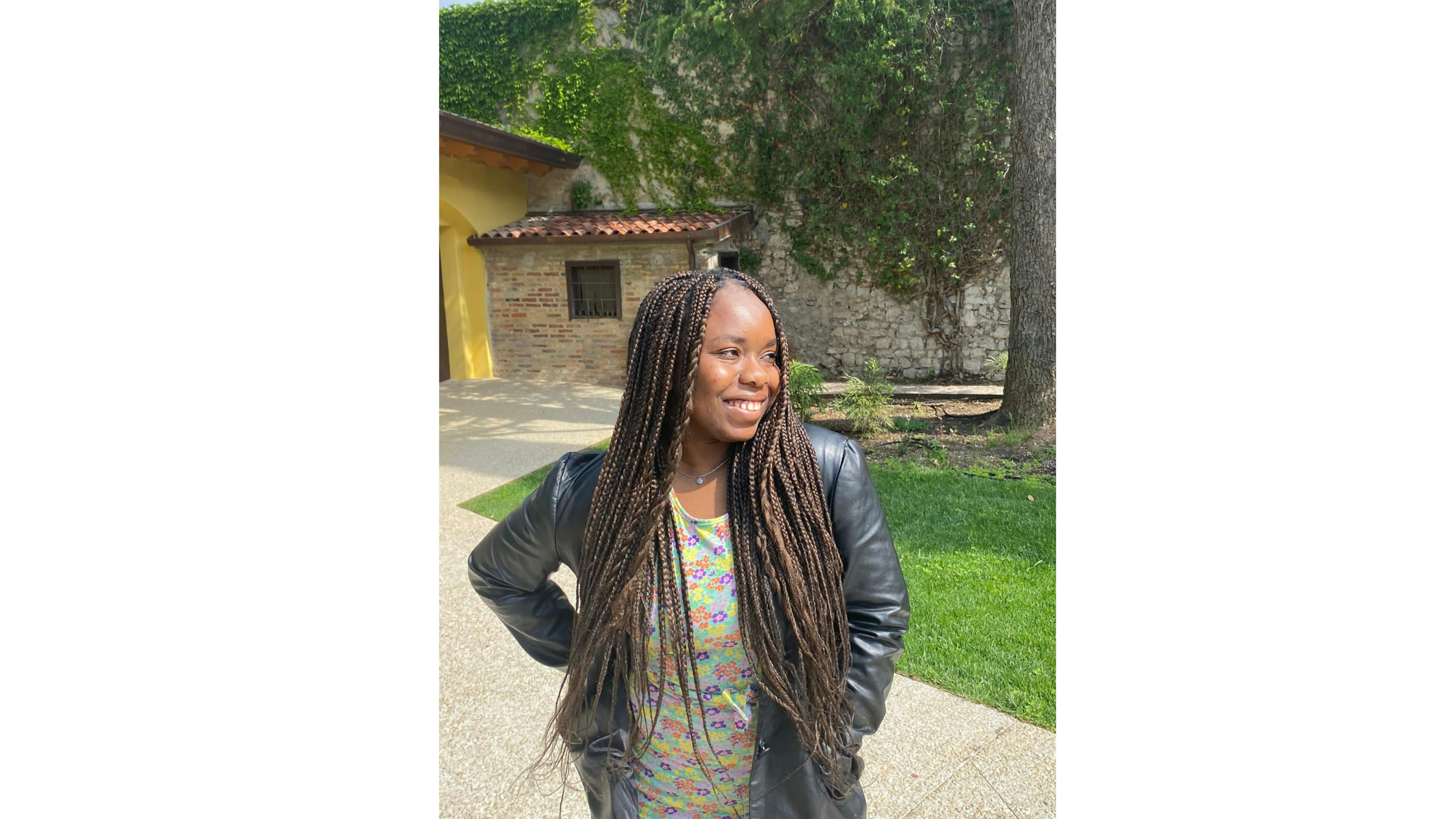 Hannah dalla Nigeria, incoraggia i giovani rifugiati a credere nel loro potere interiore e a non rinunciare mai ai loro sogni, nonostante le sfide.