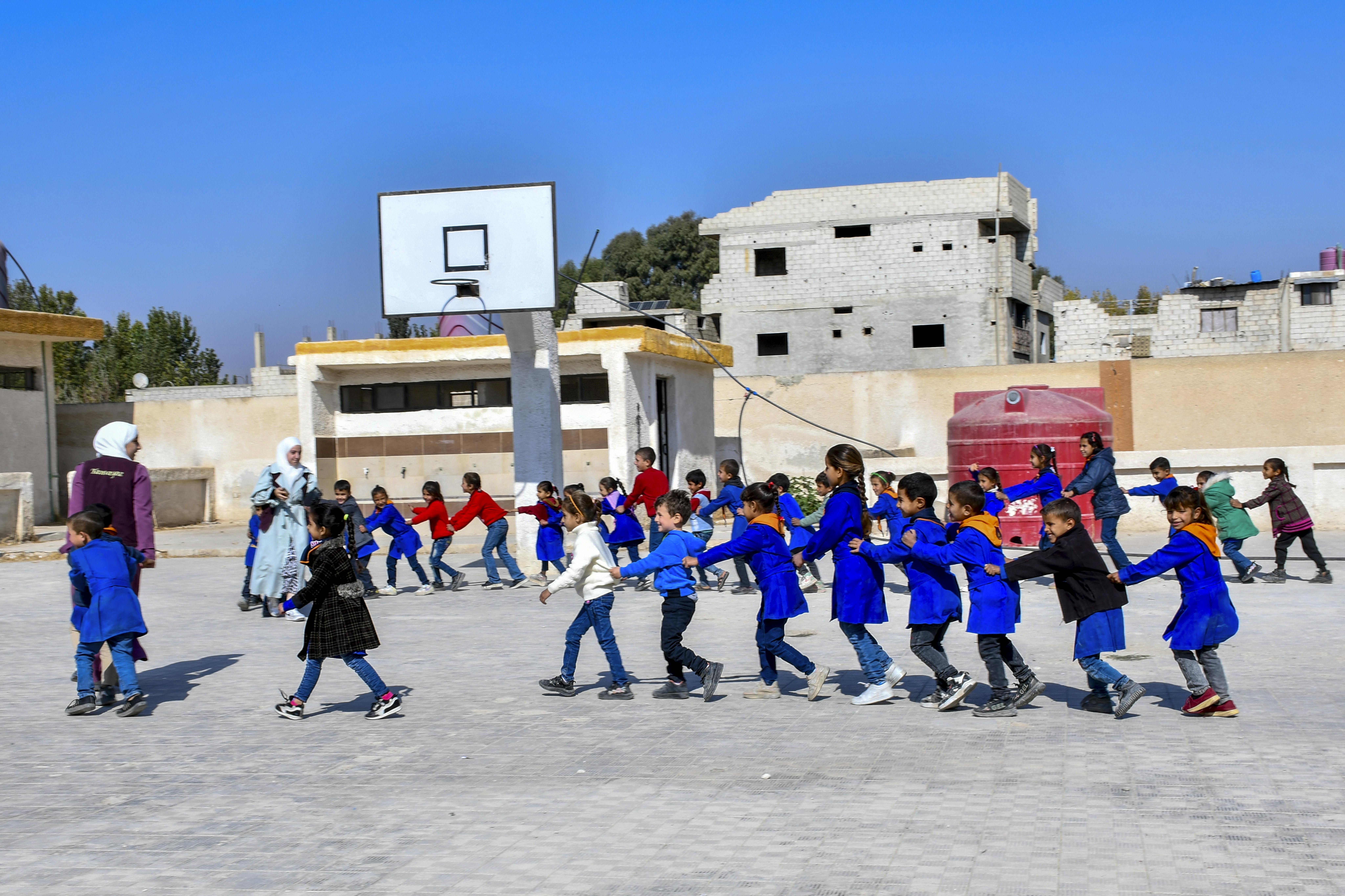 I bambini partecipano ad attività di gruppo durante la celebrazione della Giornata Mondiale dell'Infanzia nella loro scuola nel villaggio di Mahmadiyeh, Damasco rurale, Siria