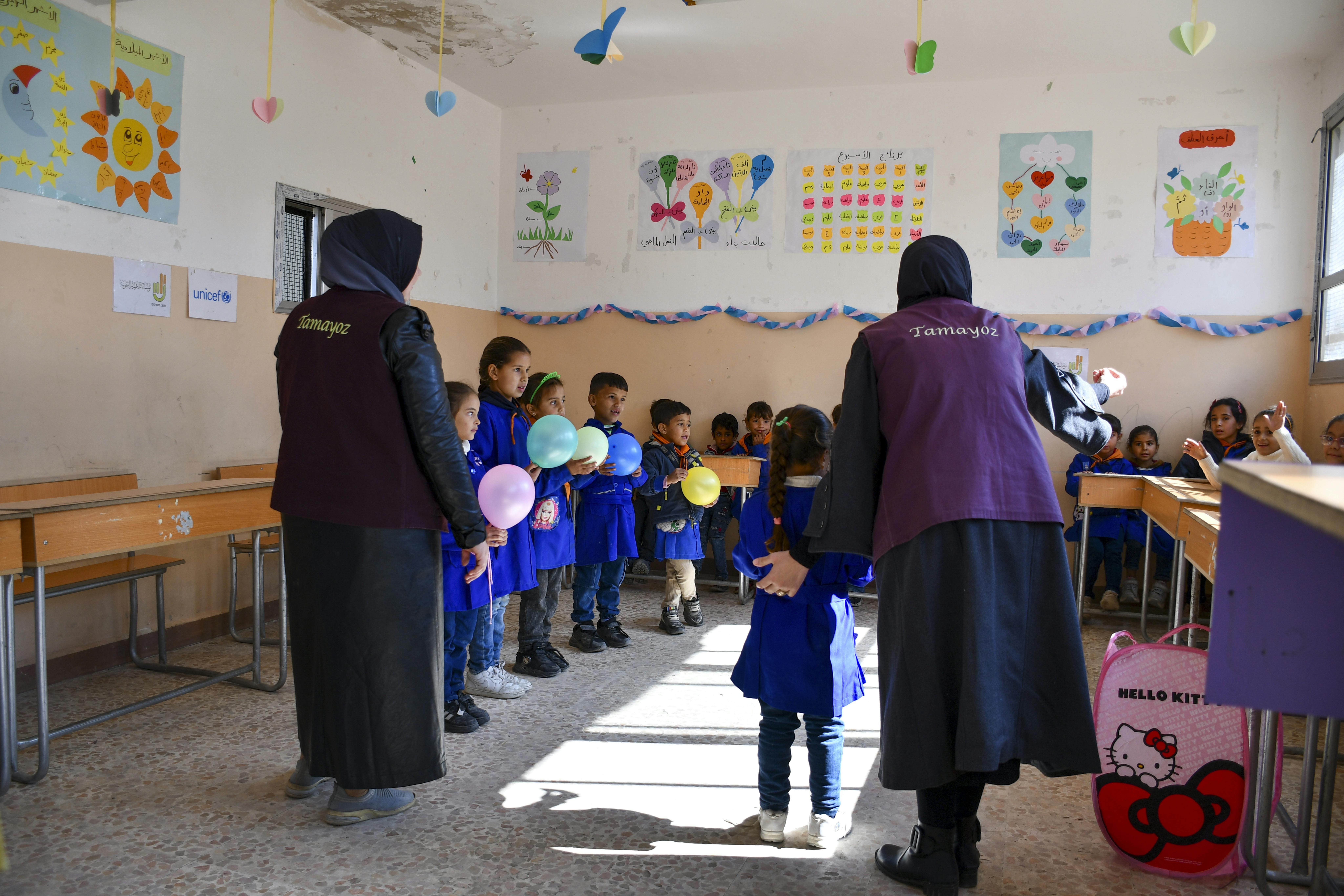 Un'équipe mobile supportata dall'UNICEF offre attività ricreative agli studenti nell'ambito della Giornata Mondiale dell'Infanzia, nel villaggio di Mahmadiyeh, nella zona rurale di Damasco, in Siria