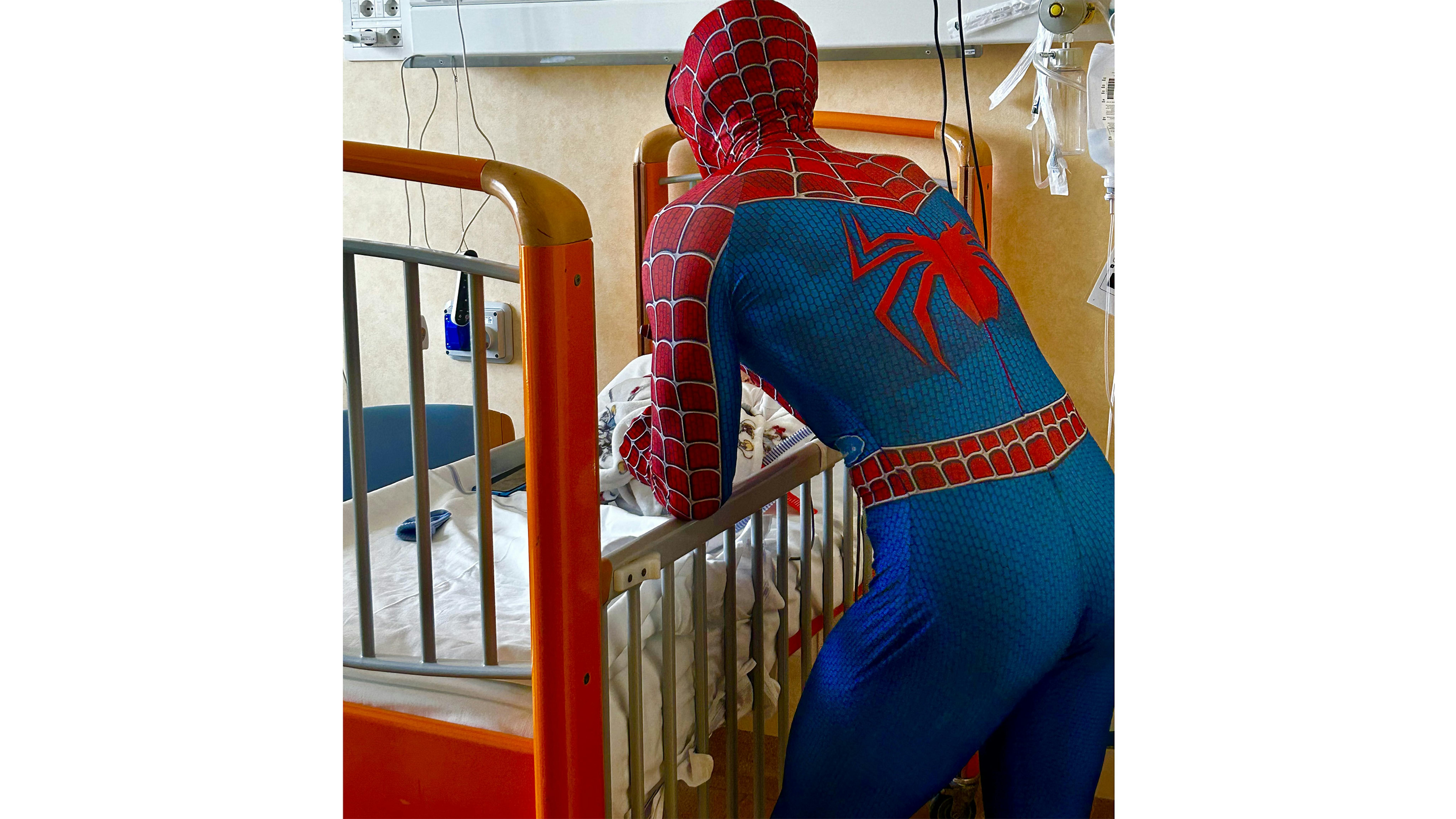 Spiderman consegna il regalo sospeso a un bambino presso  il Grande Ospedale Metropolitano Niguarda  di Milano