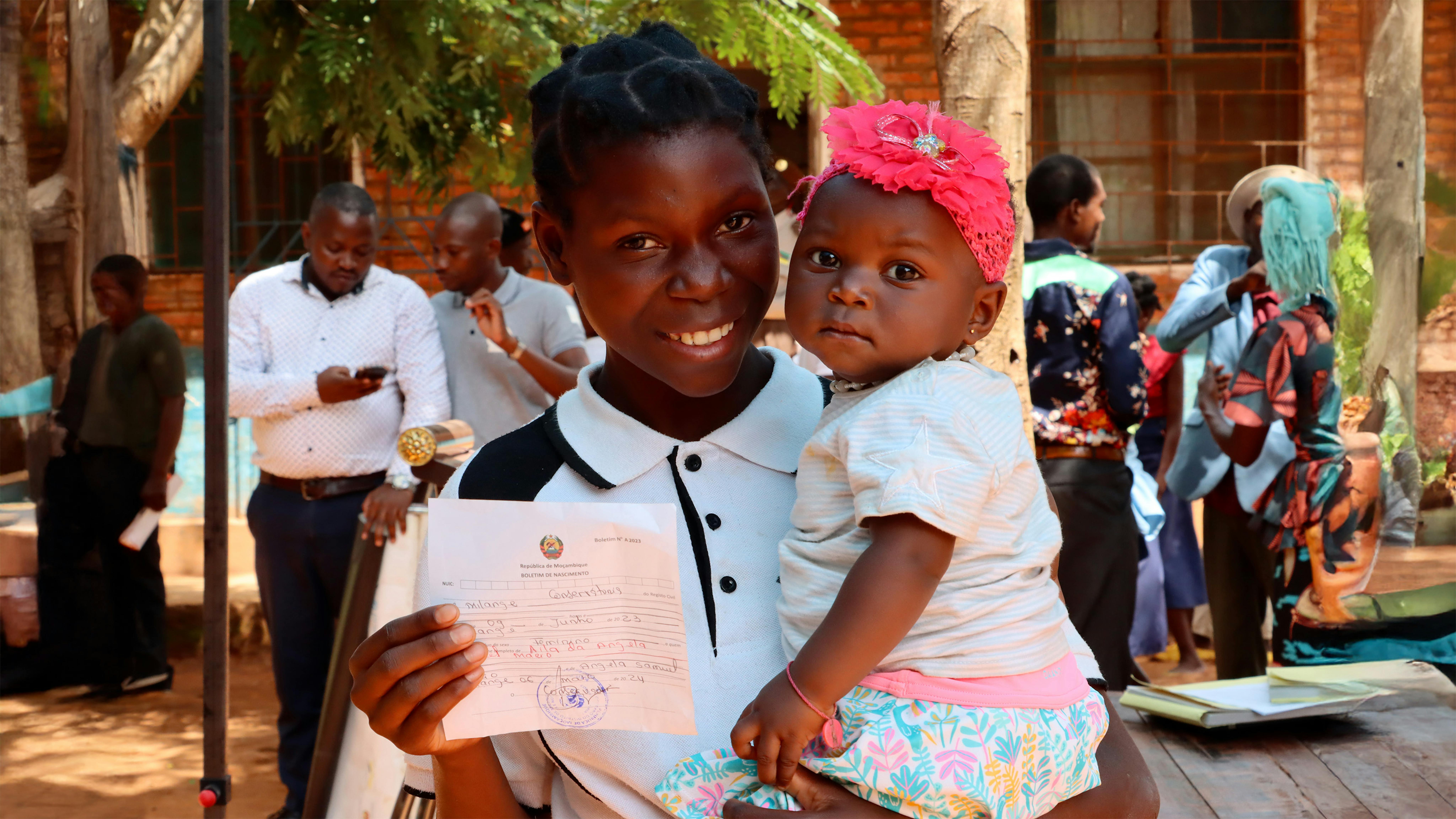 Mozambico Con il sostegno del Programma globale UNFPA-UNICEF per porre fine ai matrimoni precoci, è iniziata una campagna di registrazione delle nascite di 9 giorni nel distretto di Milange, nella provincia di Zambezia,