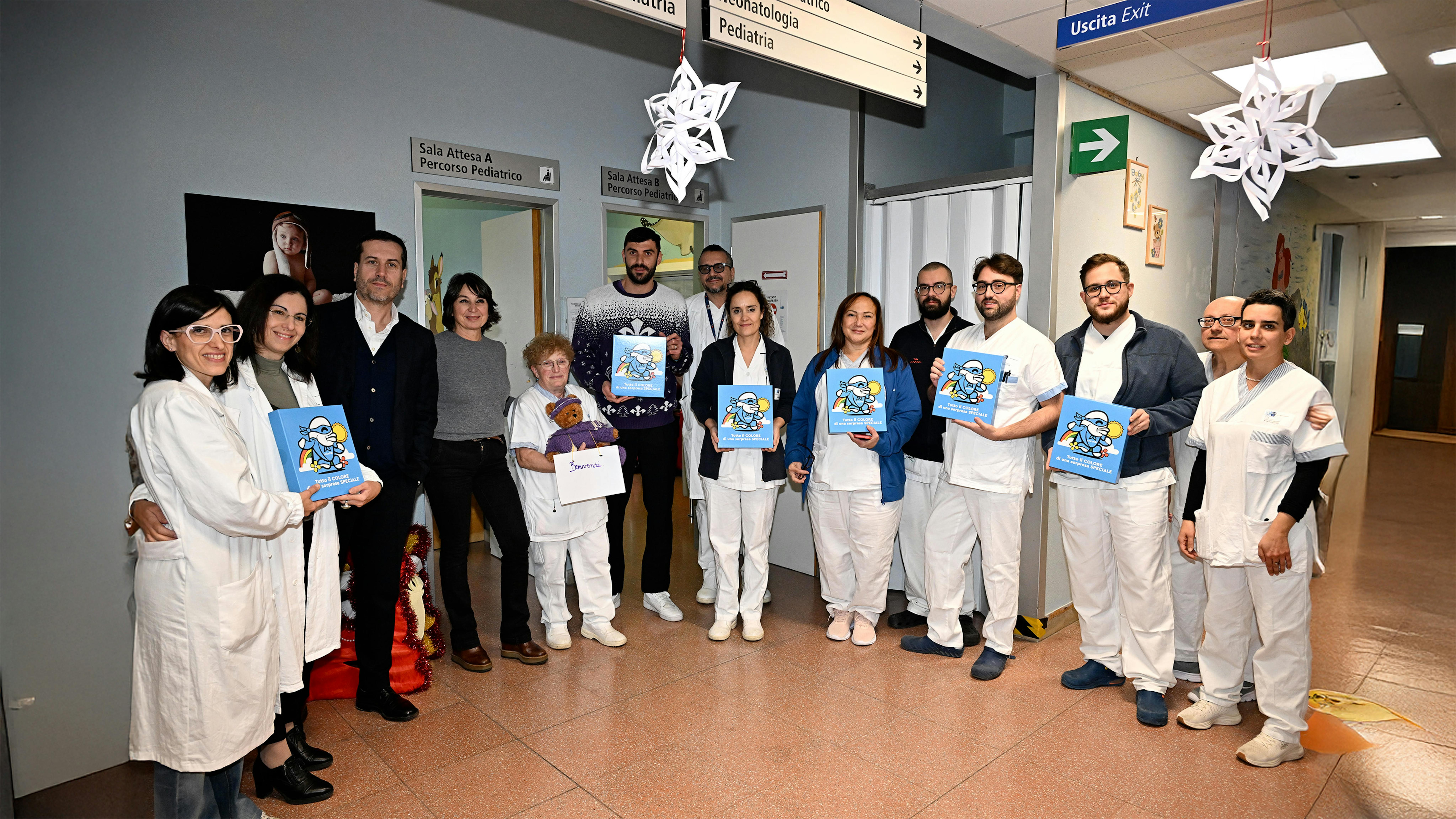 Staff UNICEF e Personale medico dell'ospedale in posa con il regalo sospeso, al centro il portiere viola Pietro Terracciano
