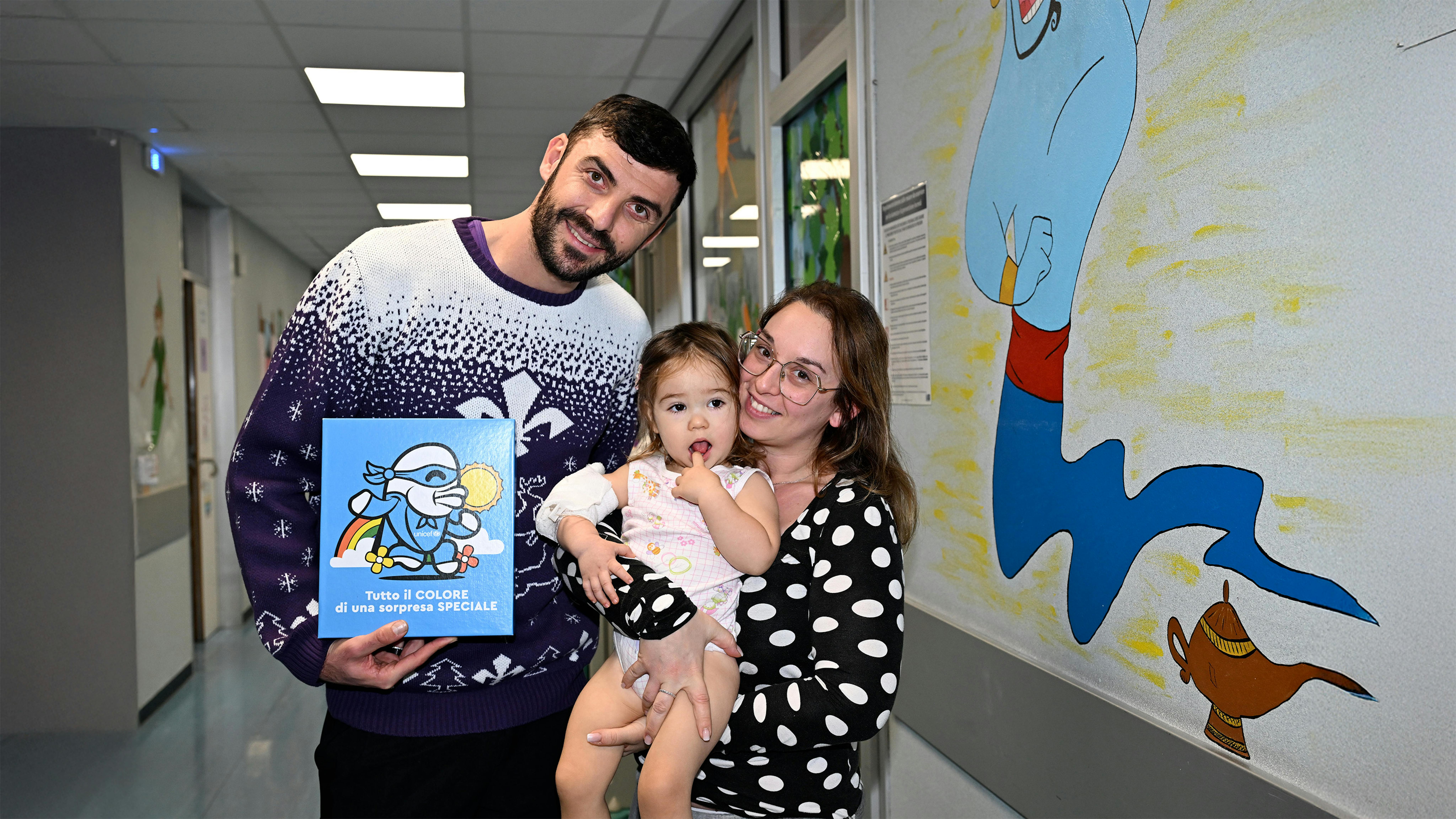 Il portiere viola Pietro Terracciano consegna il regalo sospeso a una mamma e una bambina ospite presso l’Ospedale Santa Maria Annunziata di Bagno a Ripoli