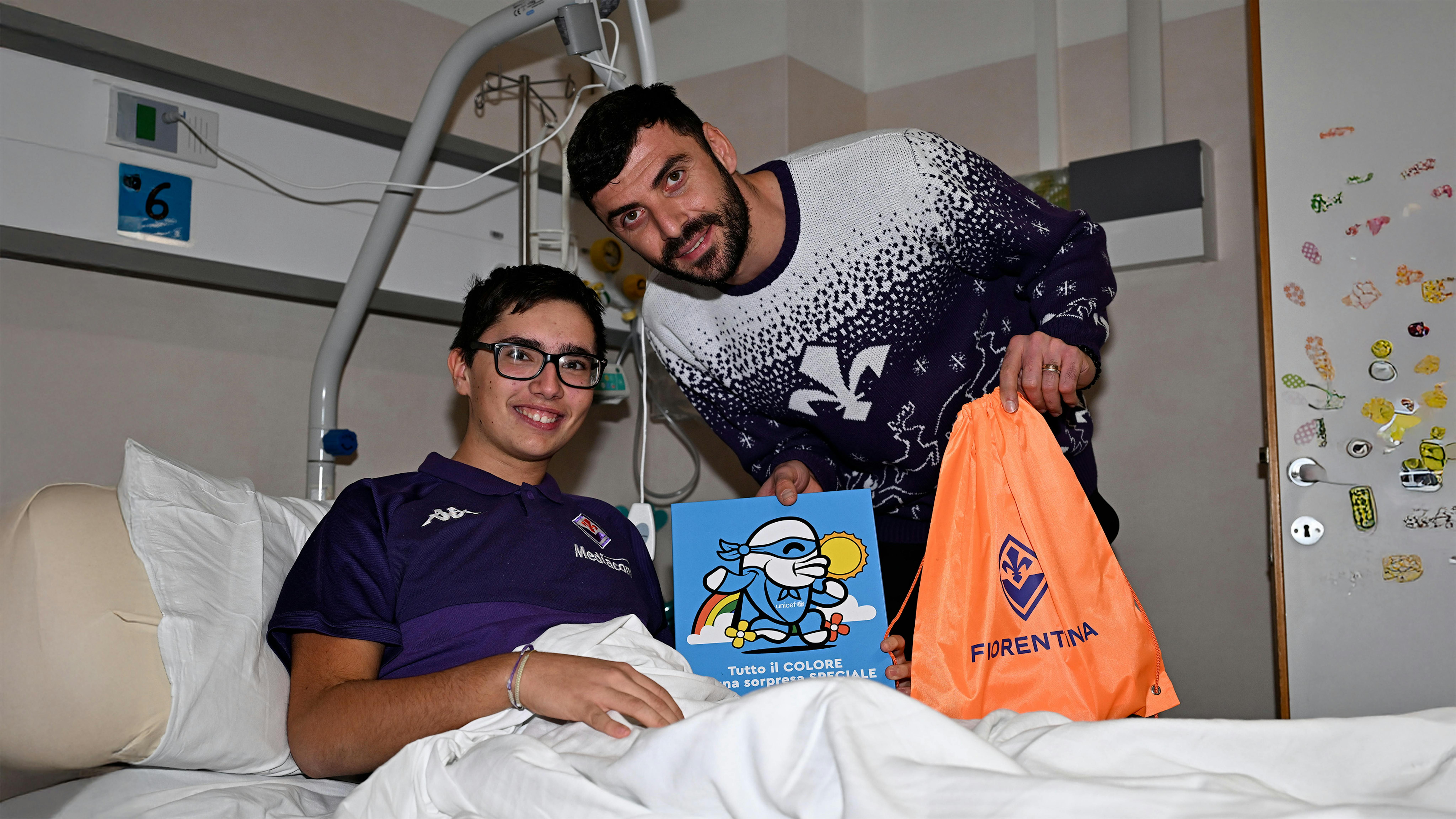 Il portiere viola Pietro Terracciano consegna il regalo sospeso a un bambino ospite presso l’Ospedale Santa Maria Annunziata di Bagno a Ripoli